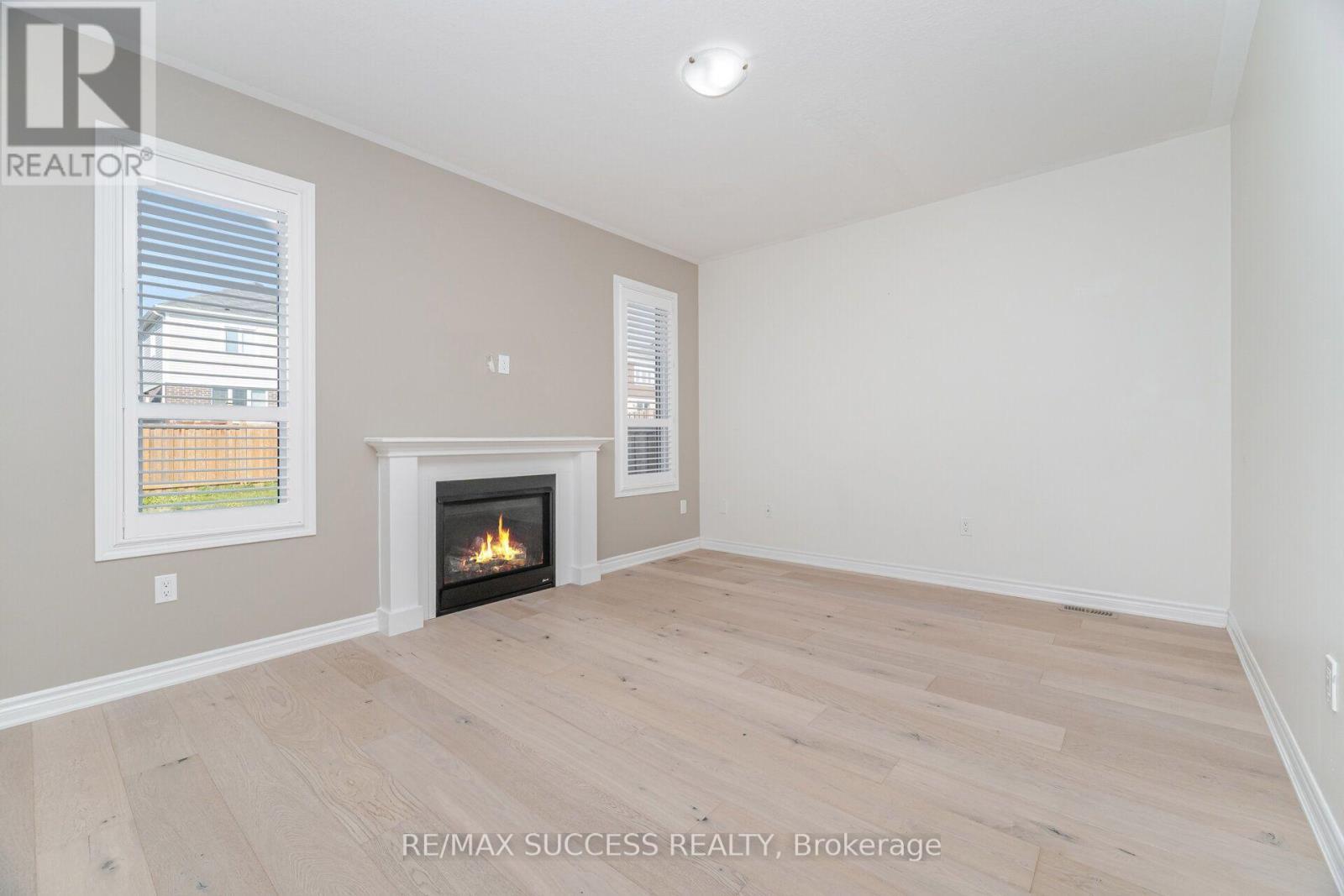 28 Pickett Place, Cambridge, ON - Indoor With Fireplace
