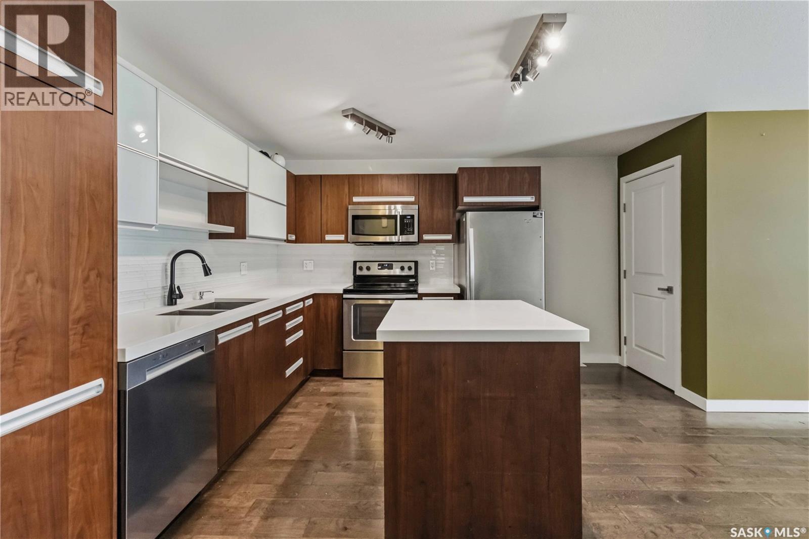 121 2315 Mcclocklin Road, Saskatoon, SK - Indoor Photo Showing Kitchen With Double Sink