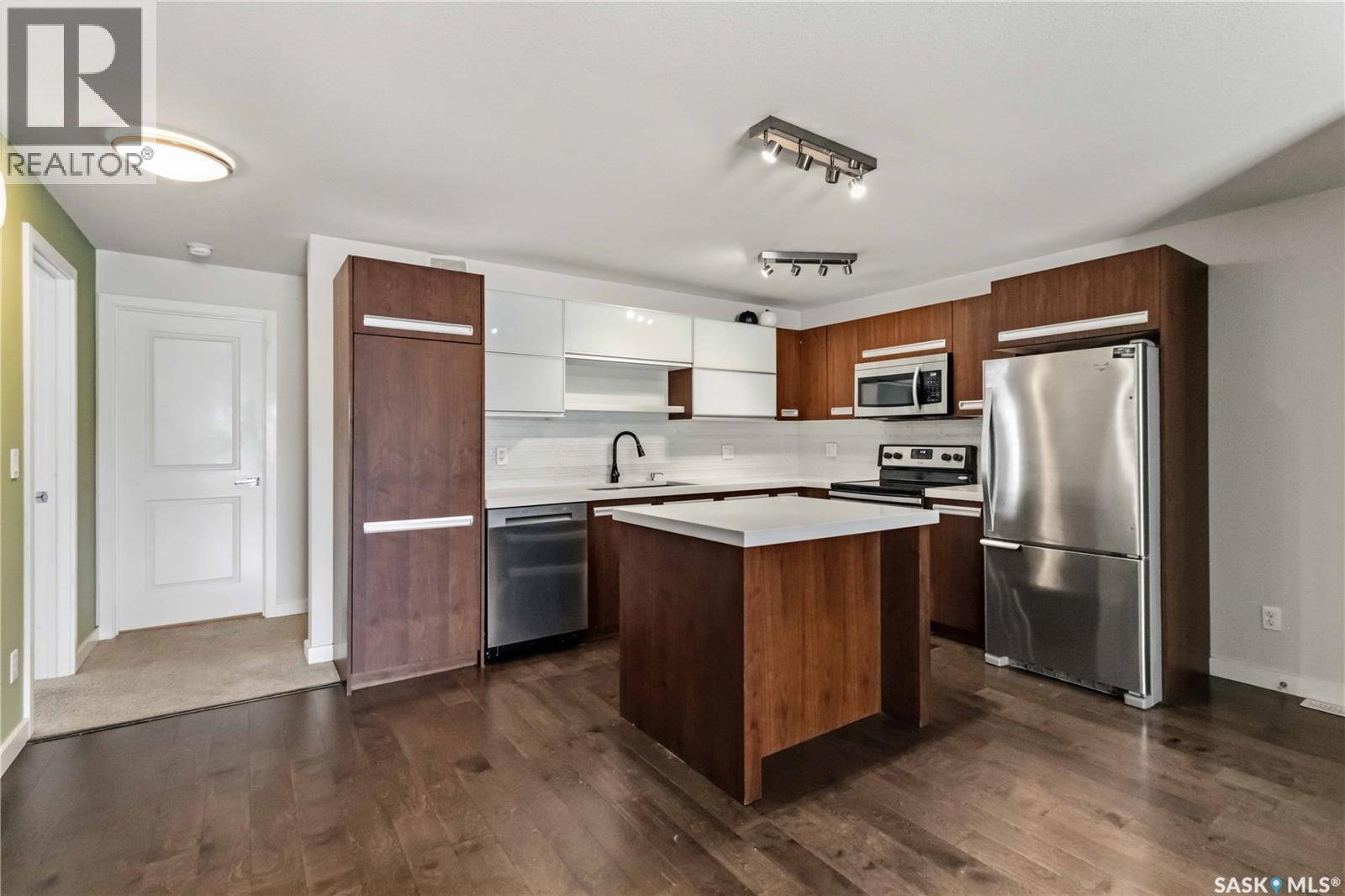 121 2315 Mcclocklin Road, Saskatoon, SK - Indoor Photo Showing Kitchen
