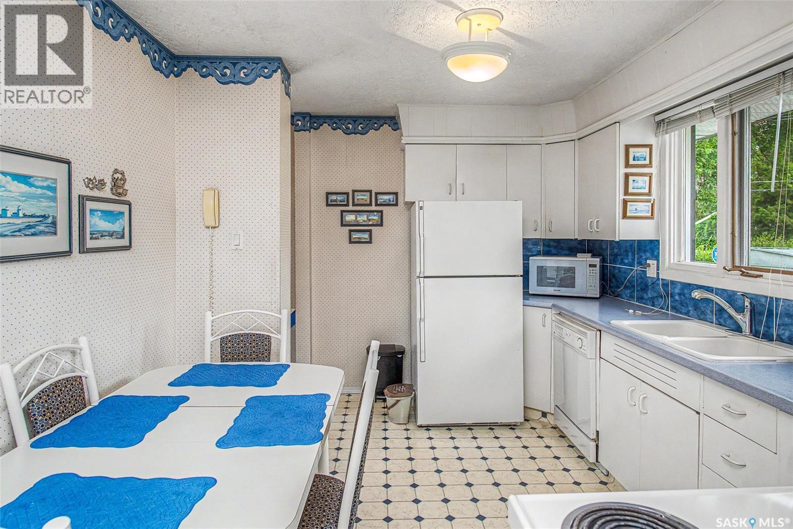 140 Mcdougall Crescent, Regina, SK - Indoor Photo Showing Kitchen With Double Sink