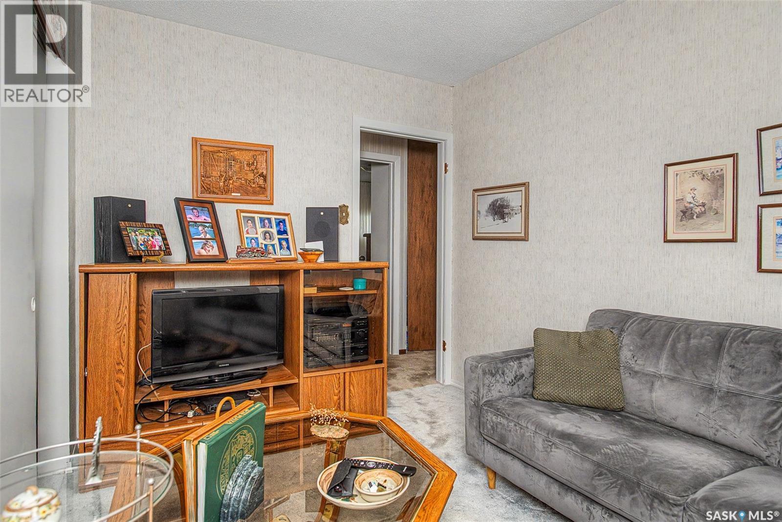 140 Mcdougall Crescent, Regina, SK - Indoor Photo Showing Living Room