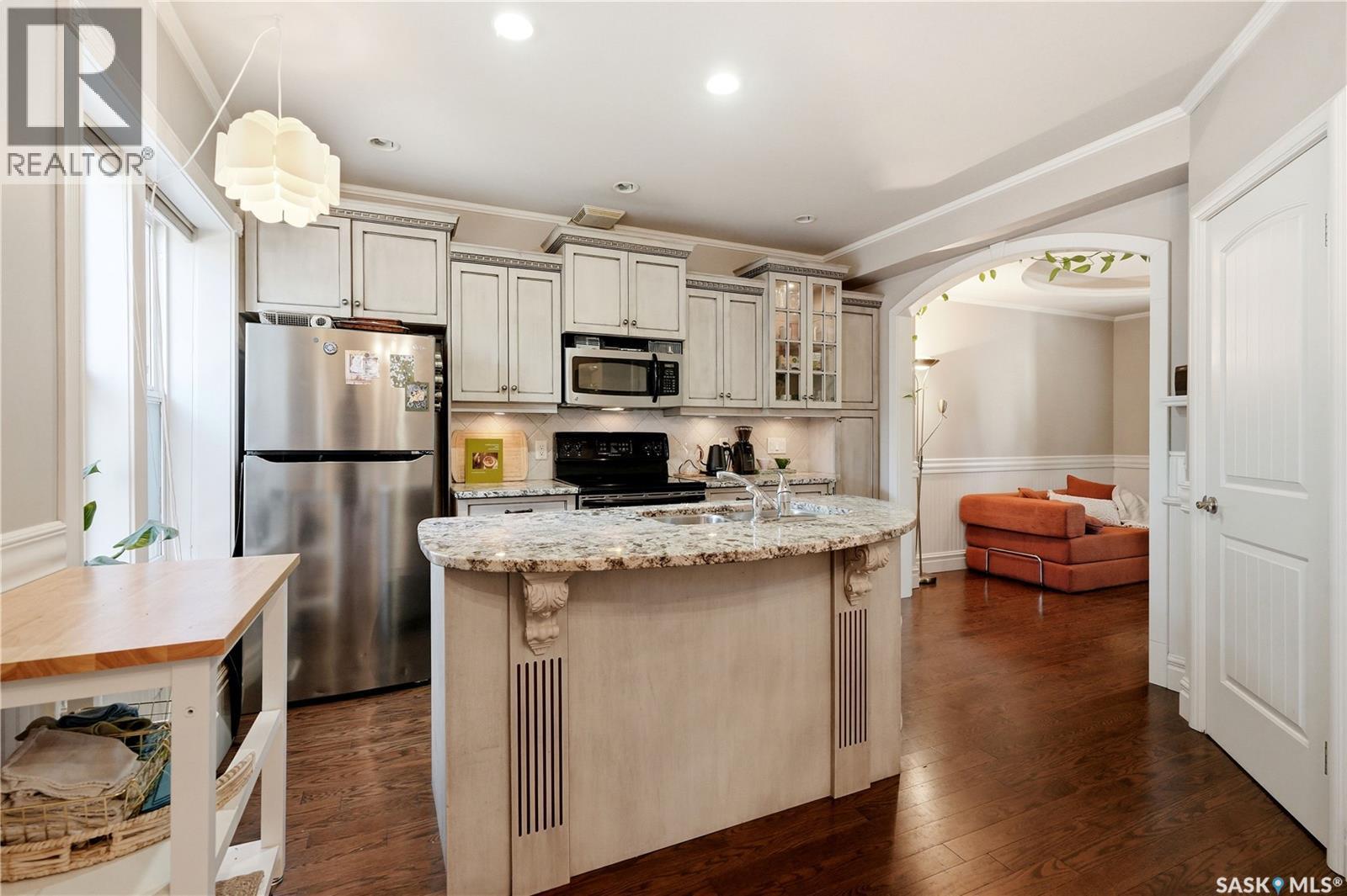 719 14Th Street E, Saskatoon, SK - Indoor Photo Showing Kitchen With Stainless Steel Kitchen
