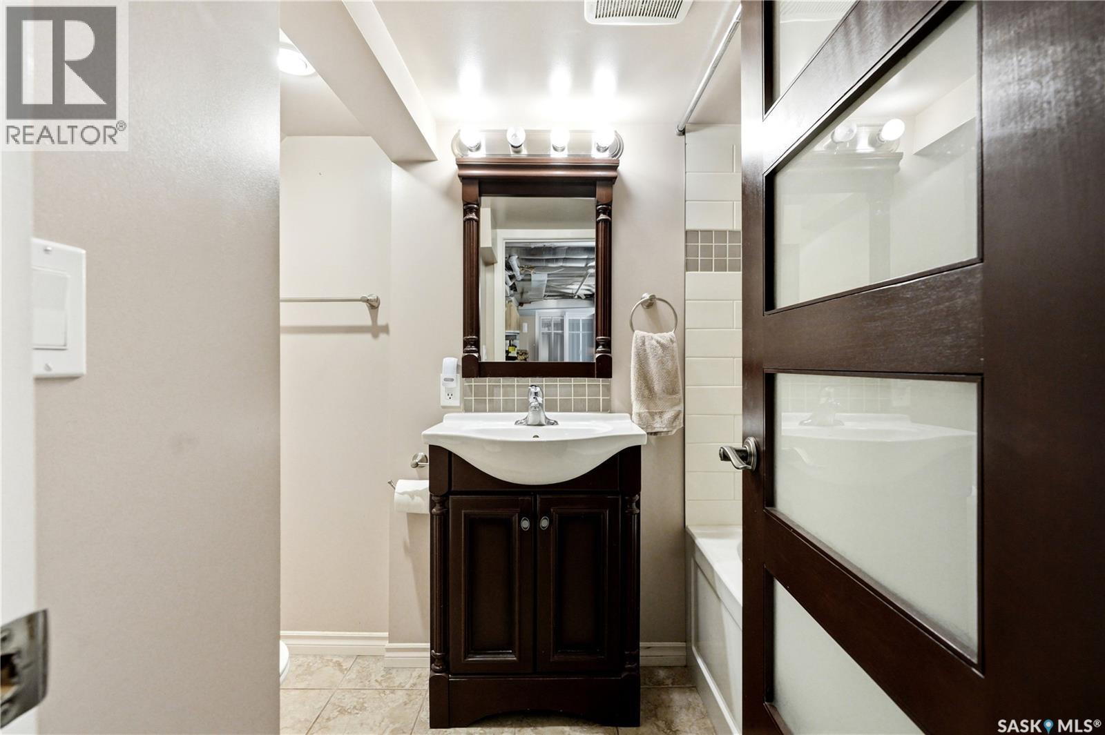 719 14Th Street E, Saskatoon, SK - Indoor Photo Showing Bathroom