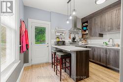 Kitchen with breakfast bar -