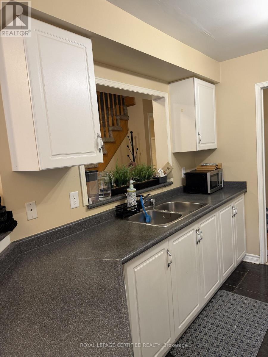 3300 Carabella Way, Mississauga, ON - Indoor Photo Showing Kitchen With Double Sink