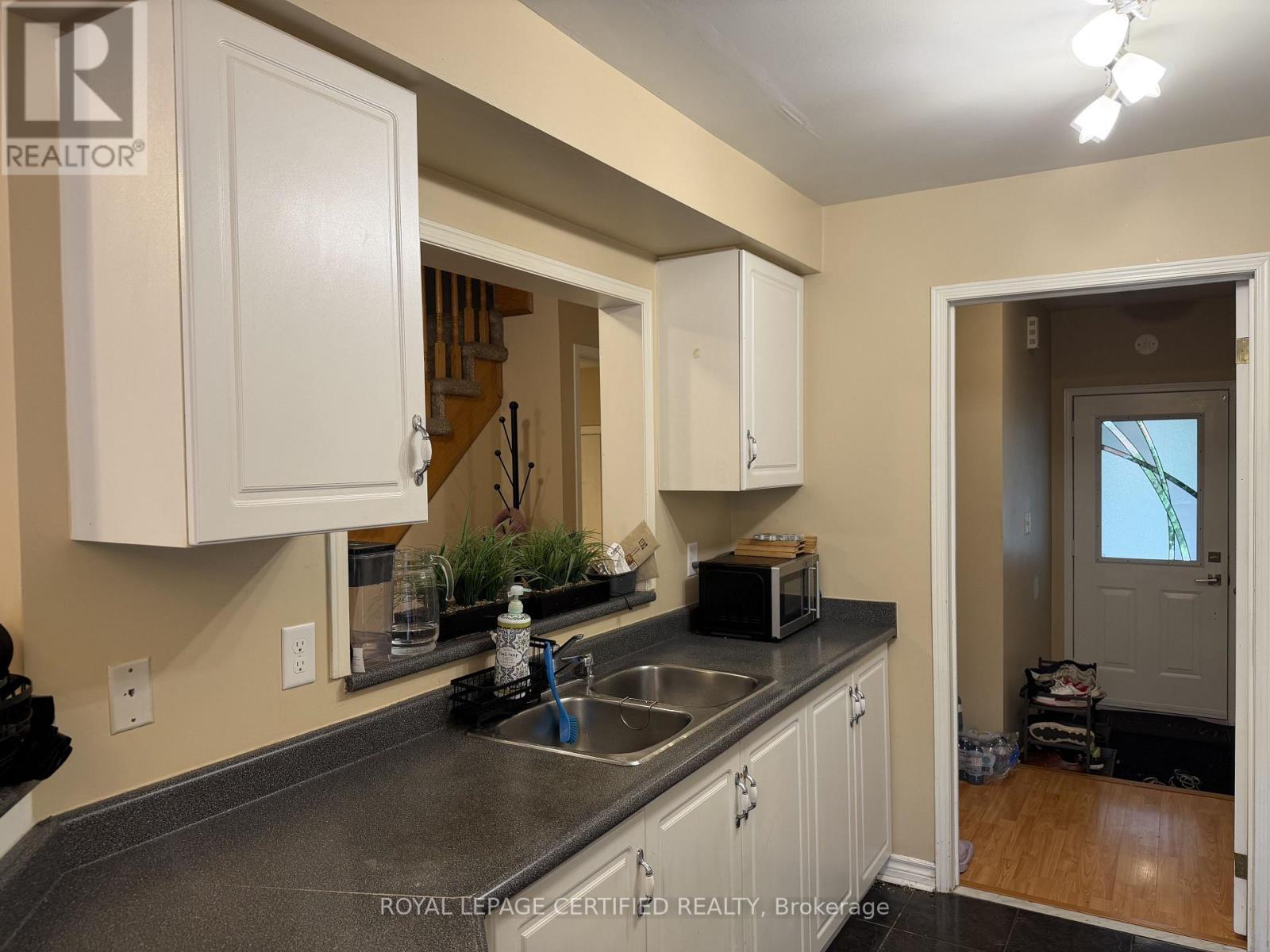 3300 Carabella Way, Mississauga, ON - Indoor Photo Showing Kitchen With Double Sink