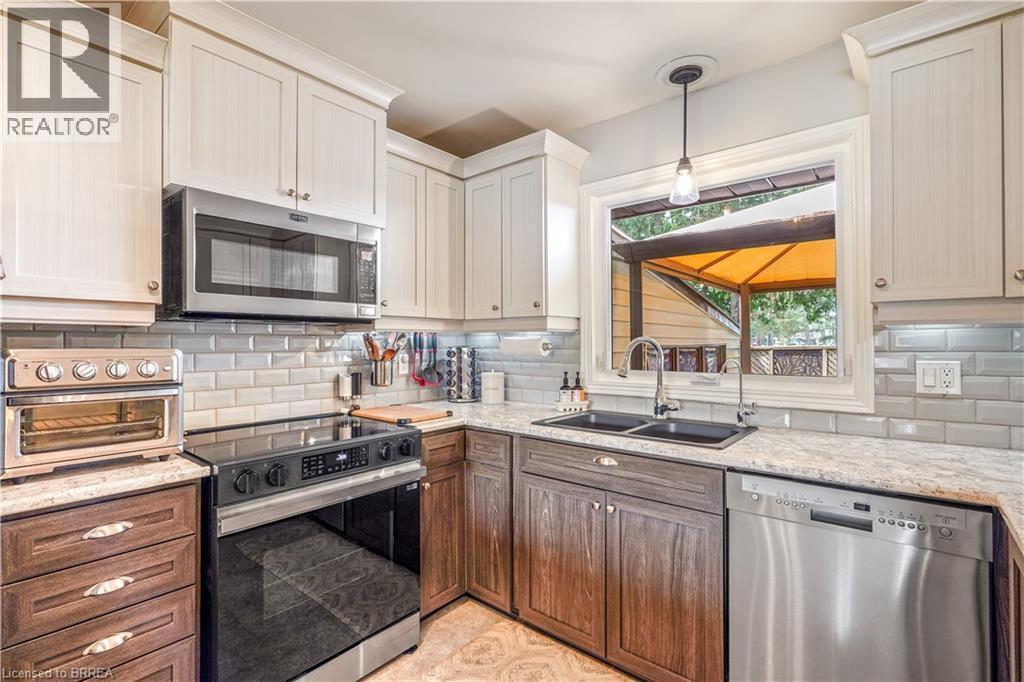 10 Brier Crescent, Brantford, ON - Indoor Photo Showing Kitchen With Double Sink