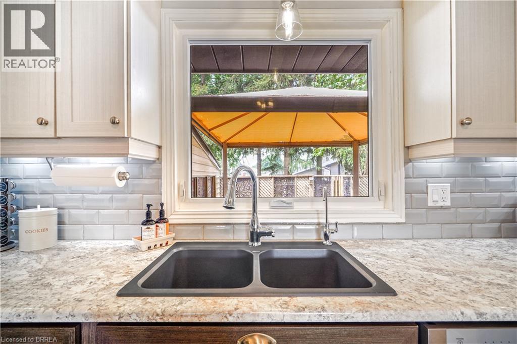 10 Brier Crescent, Brantford, ON - Indoor Photo Showing Kitchen With Double Sink