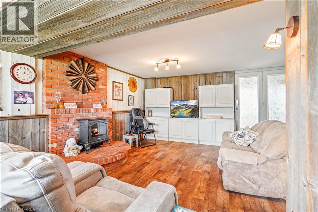 10 Brier Crescent, Brantford, ON - Indoor Photo Showing Living Room With Fireplace