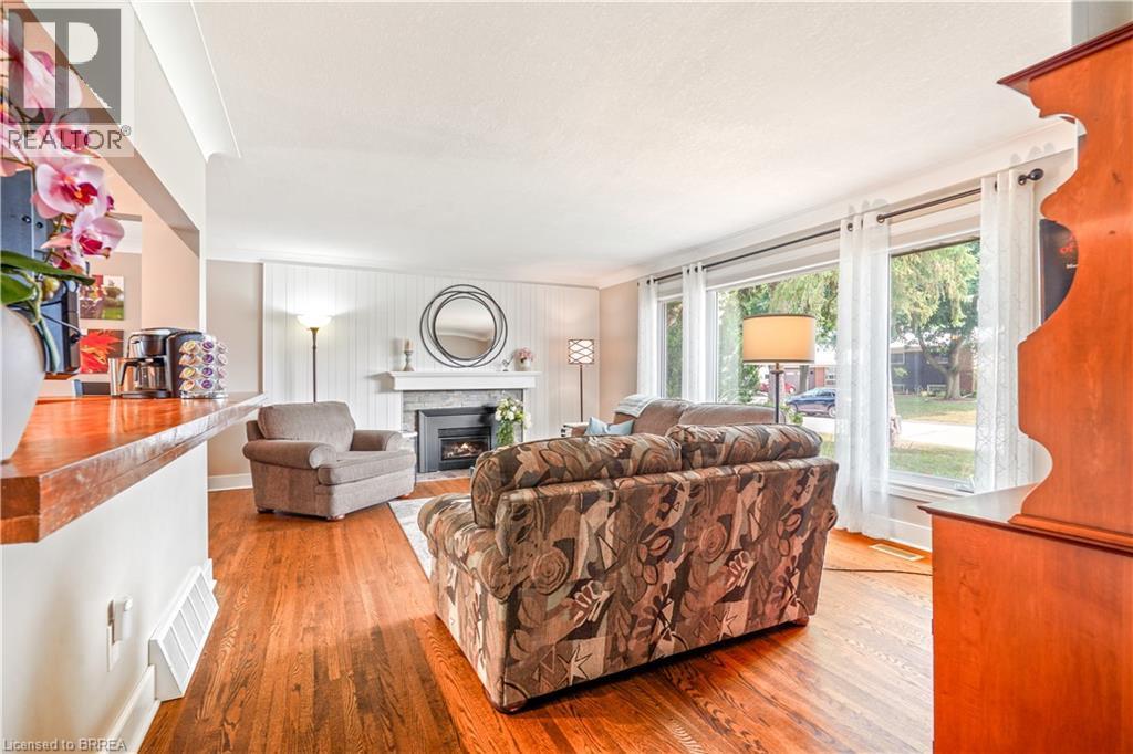 10 Brier Crescent, Brantford, ON - Indoor Photo Showing Living Room With Fireplace