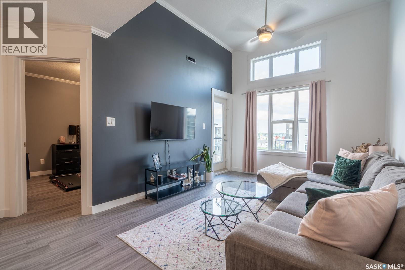 404 5301 Universal Crescent, Regina, SK - Indoor Photo Showing Living Room