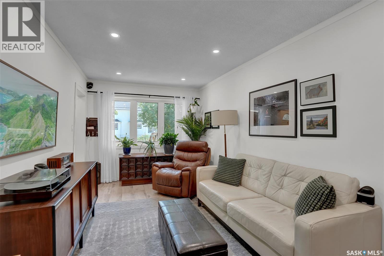 2604 Robinson Street, Regina, SK - Indoor Photo Showing Living Room
