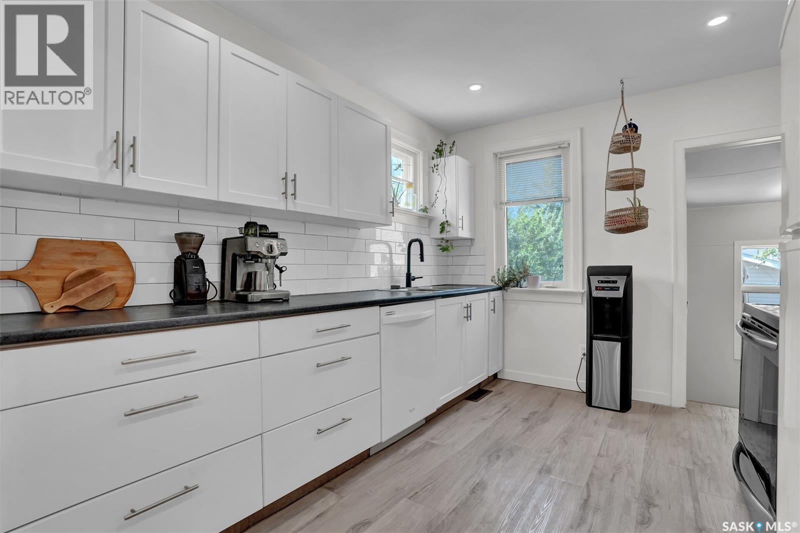 2604 Robinson Street, Regina, SK - Indoor Photo Showing Kitchen
