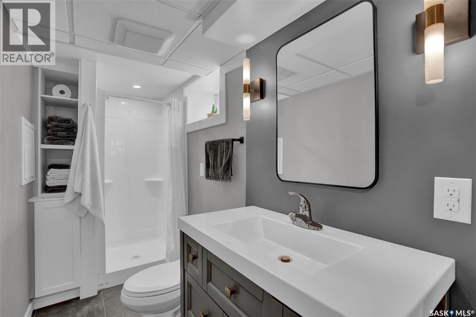 2604 Robinson Street, Regina, SK - Indoor Photo Showing Bathroom