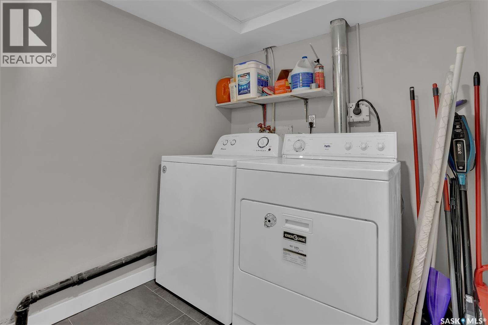 2604 Robinson Street, Regina, SK - Indoor Photo Showing Laundry Room