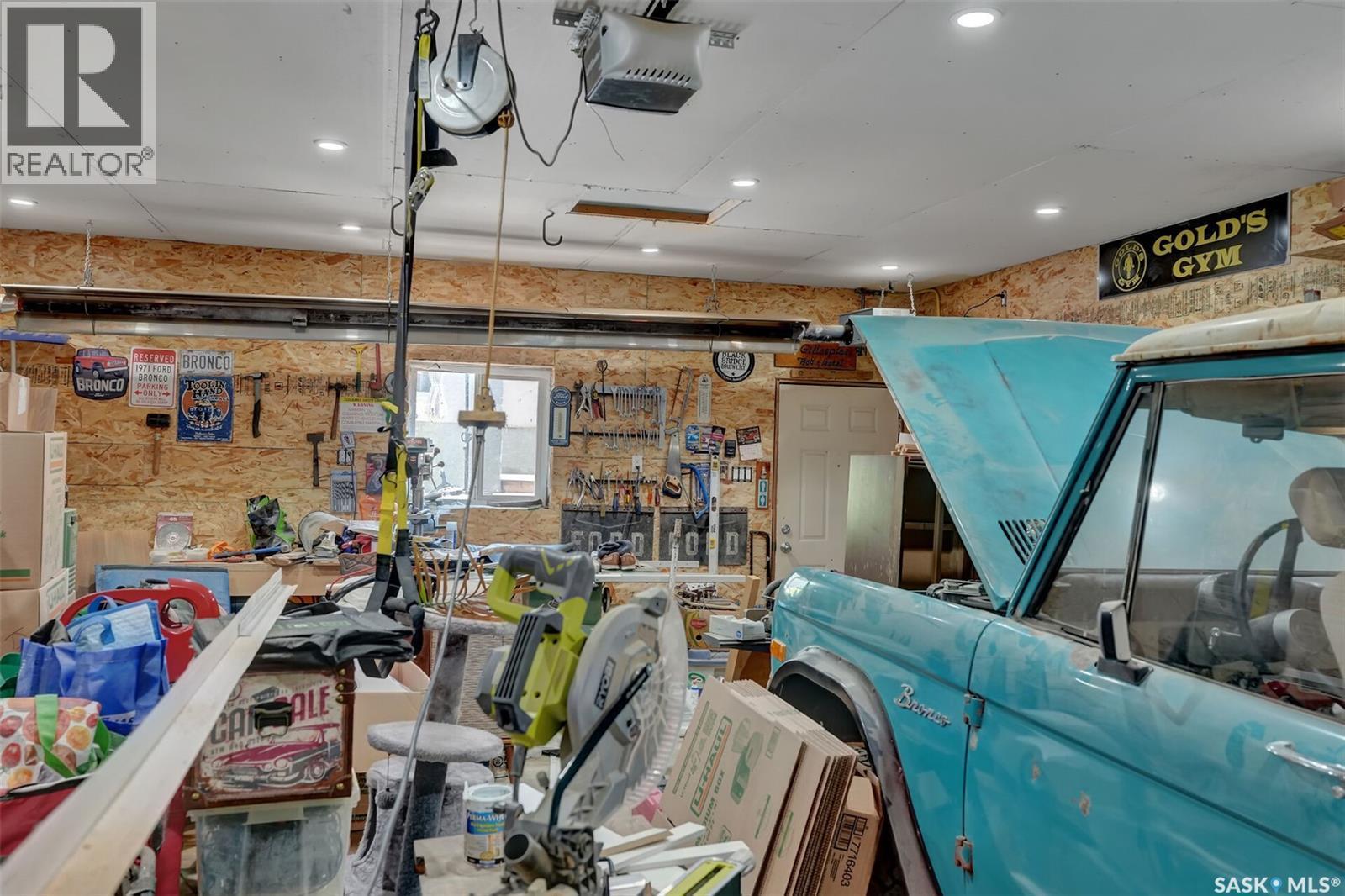 2604 Robinson Street, Regina, SK - Indoor