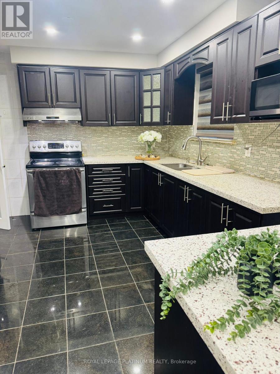 7073 Magic Court, Mississauga, ON - Indoor Photo Showing Kitchen With Upgraded Kitchen