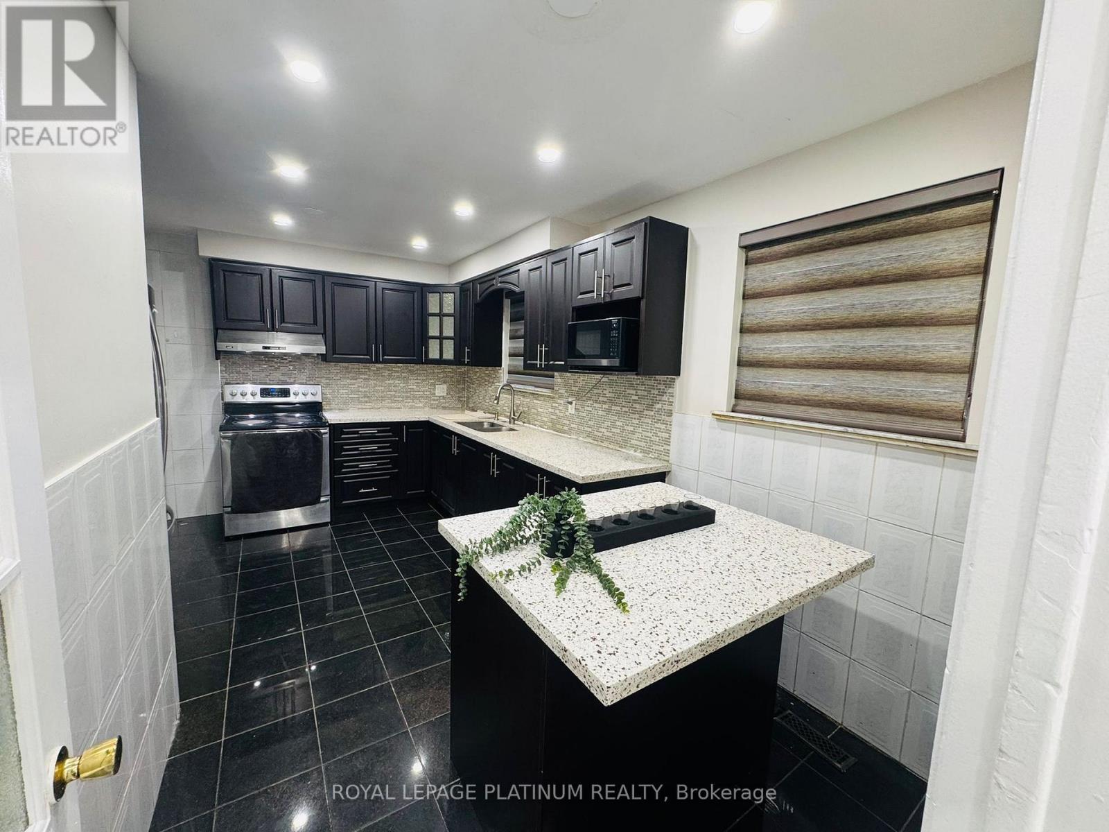 7073 Magic Court, Mississauga, ON - Indoor Photo Showing Kitchen With Upgraded Kitchen