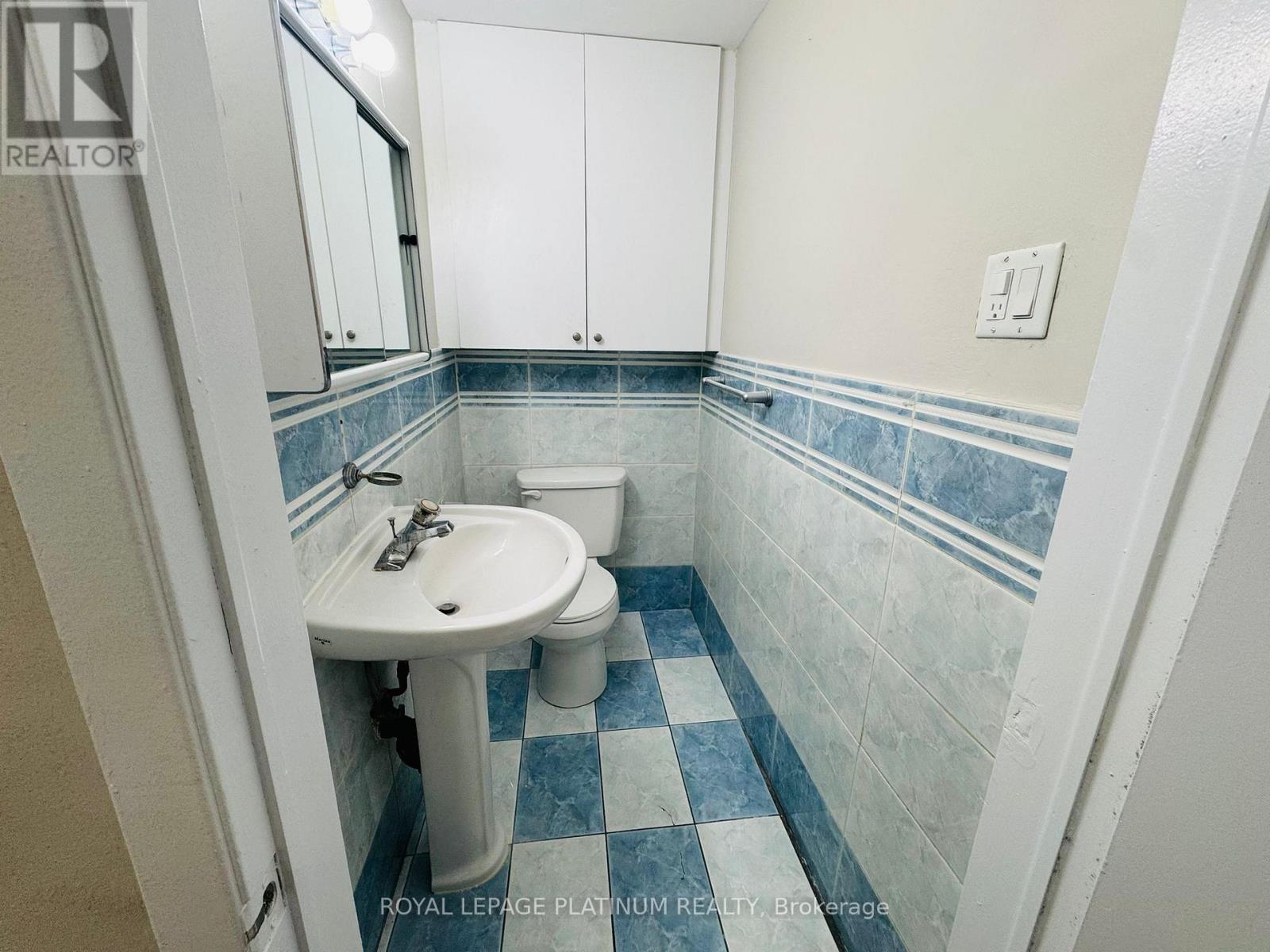 7073 Magic Court, Mississauga, ON - Indoor Photo Showing Bathroom