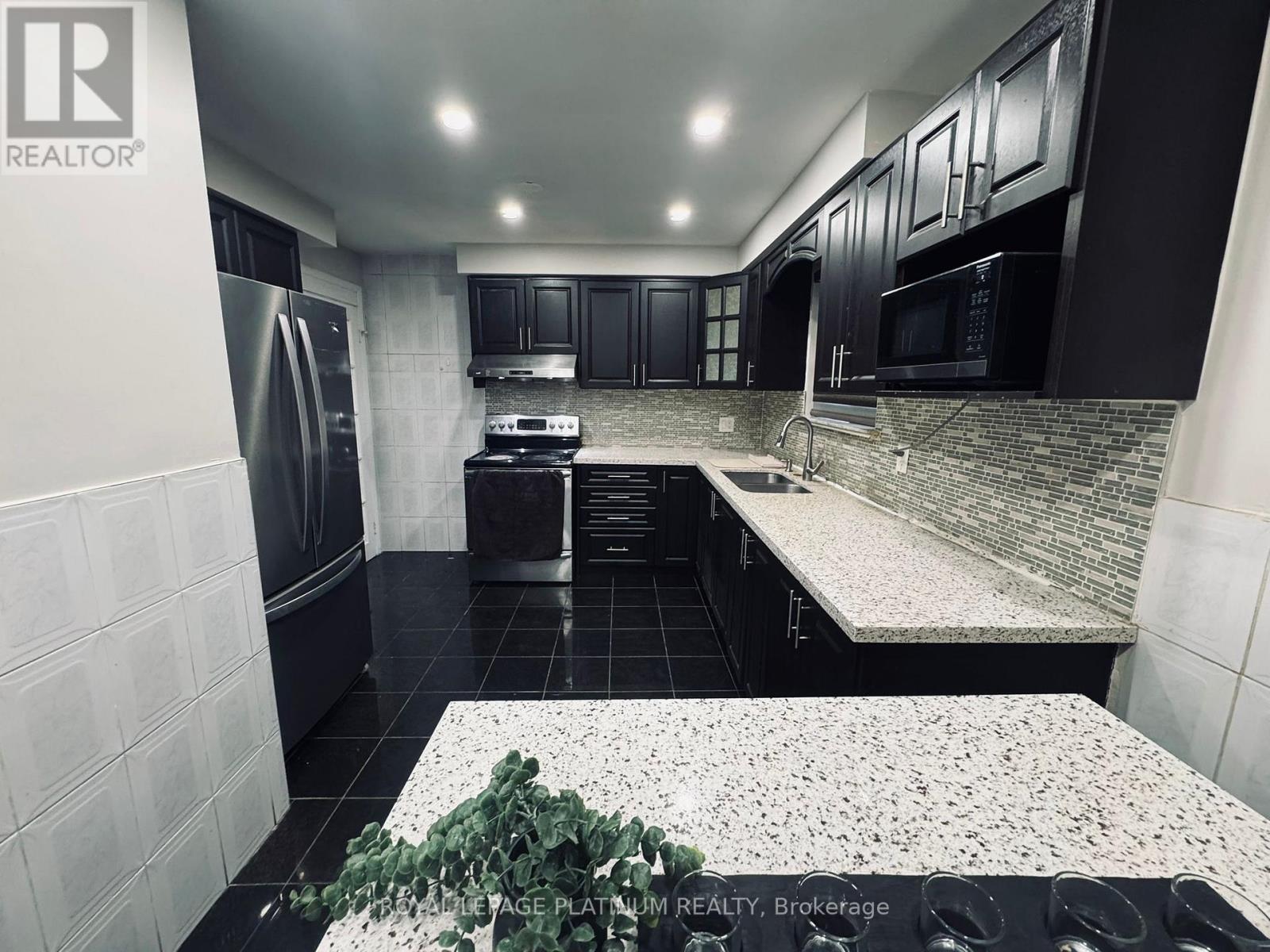 7073 Magic Court, Mississauga, ON - Indoor Photo Showing Kitchen With Double Sink