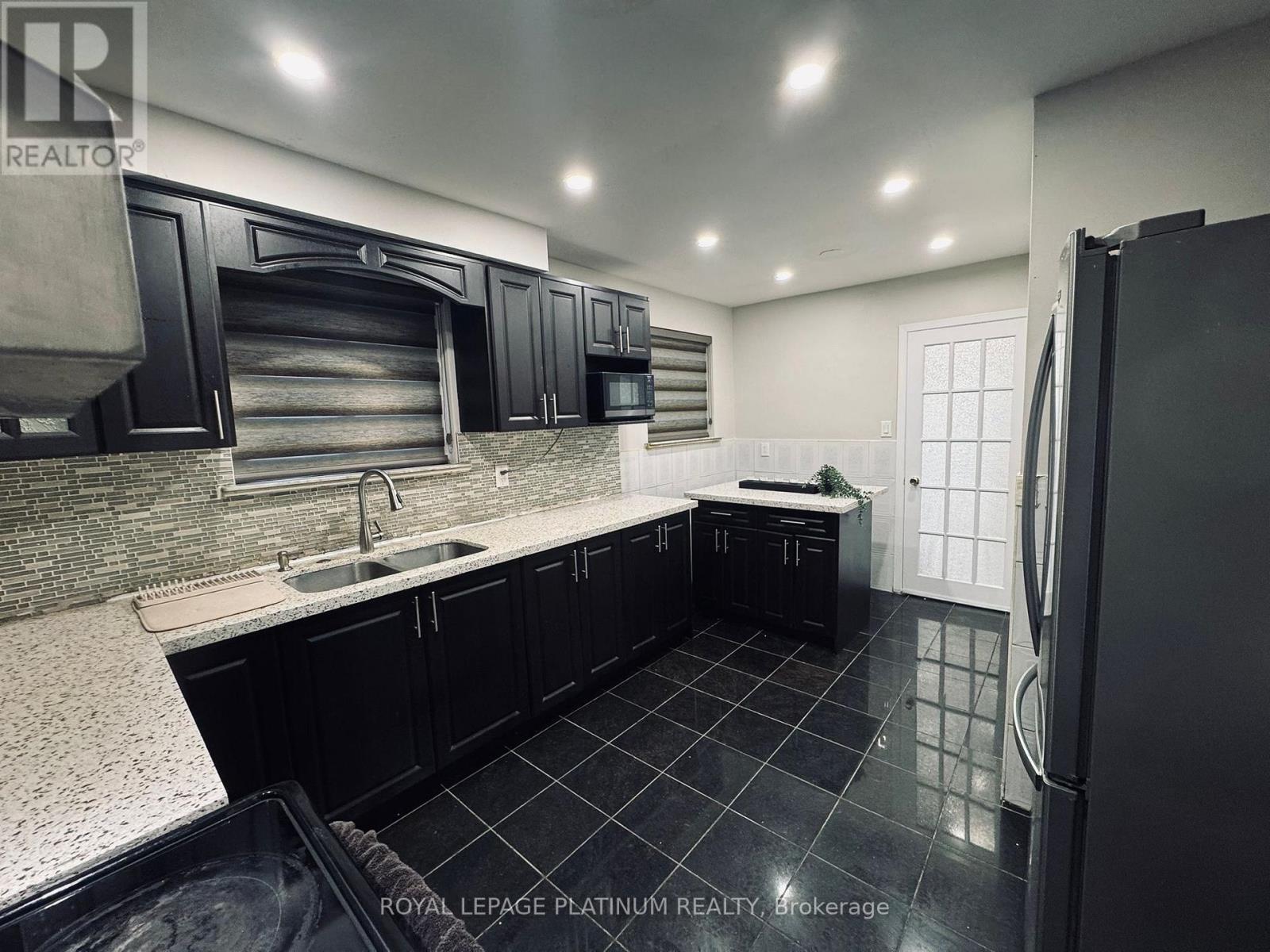 7073 Magic Court, Mississauga, ON - Indoor Photo Showing Kitchen With Double Sink With Upgraded Kitchen
