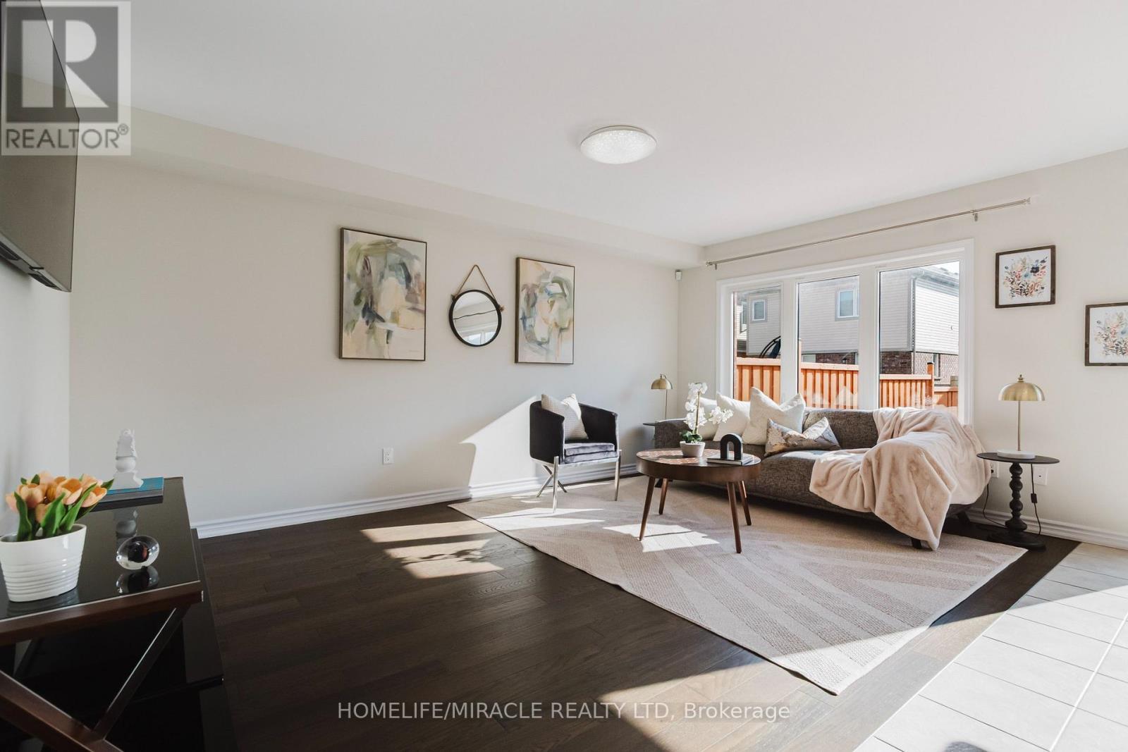 13 Arbourview Crescent, Kitchener, ON - Indoor Photo Showing Living Room
