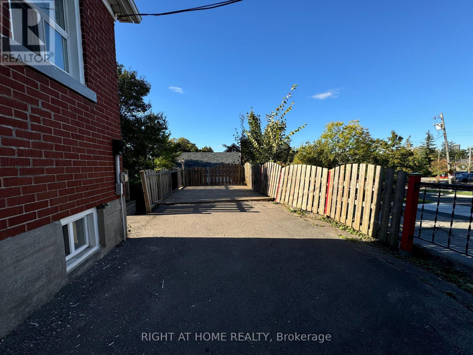 Lower - 950 Queens Boulevard, Kitchener, ON - Outdoor