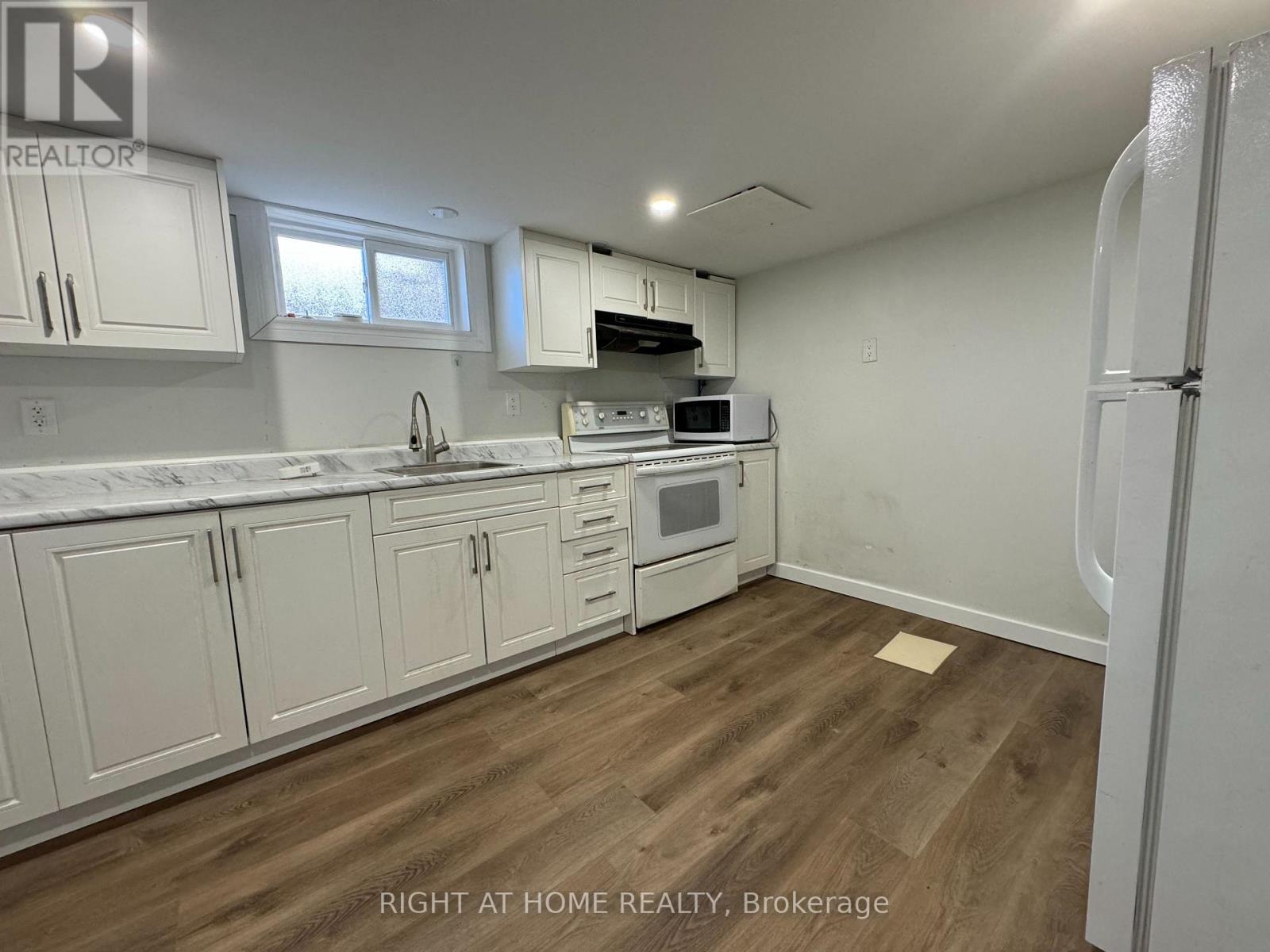 Lower - 950 Queens Boulevard, Kitchener, ON - Indoor Photo Showing Kitchen