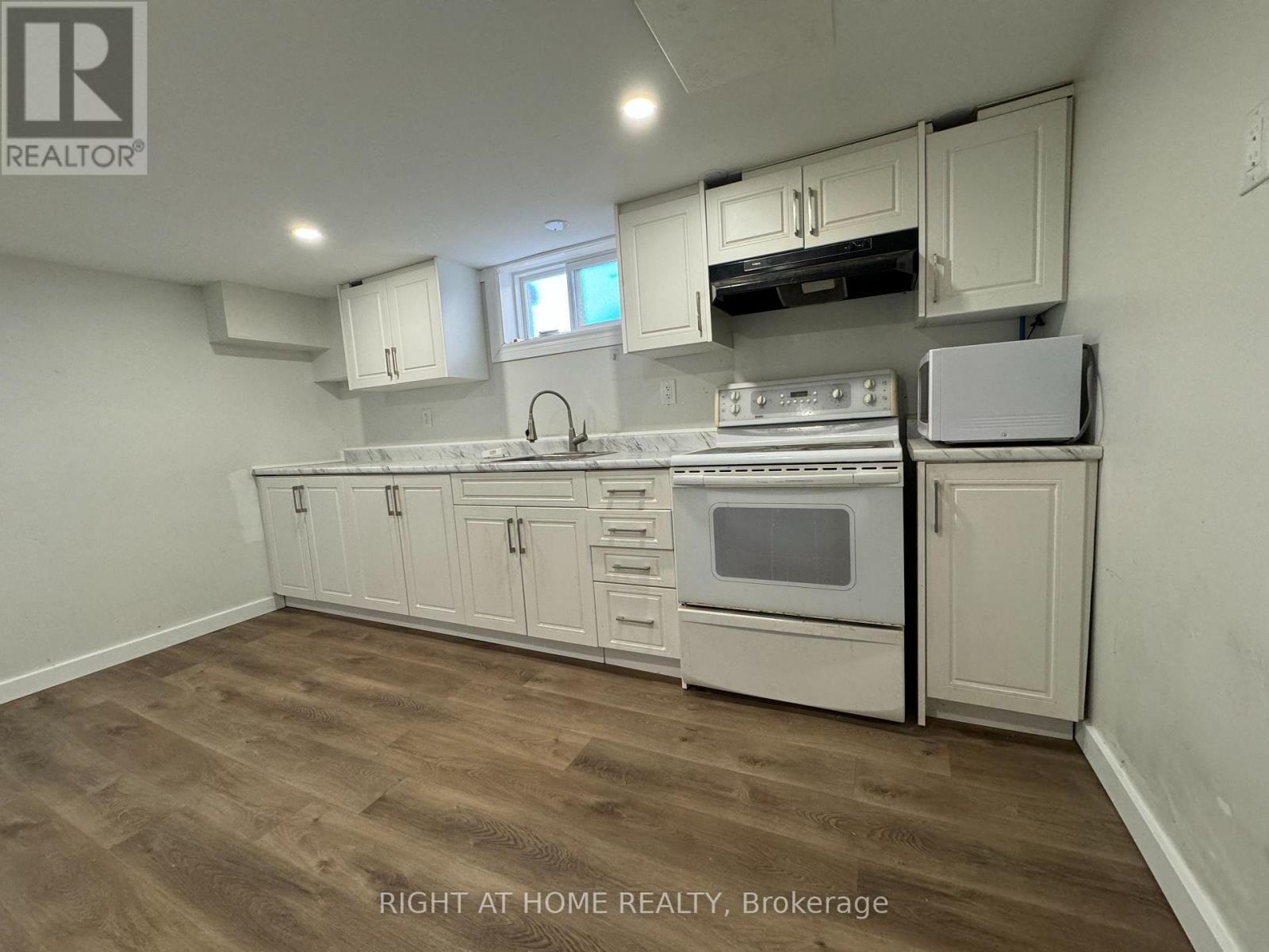 Lower - 950 Queens Boulevard, Kitchener, ON - Indoor Photo Showing Kitchen