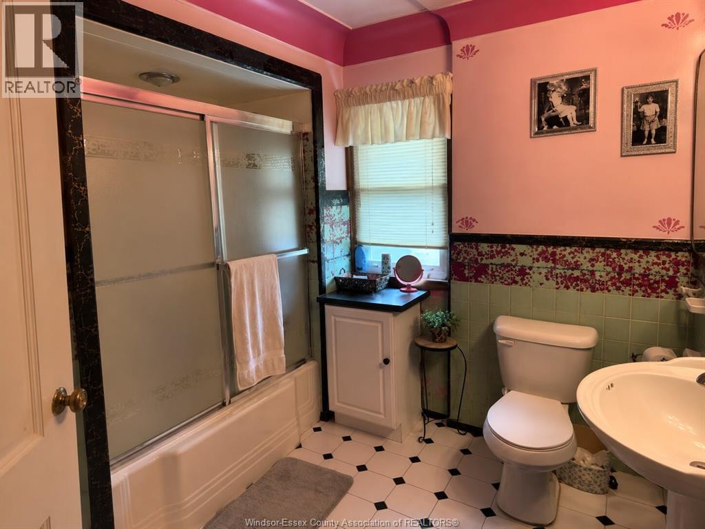 781 Pierre, Windsor, ON - Indoor Photo Showing Bathroom