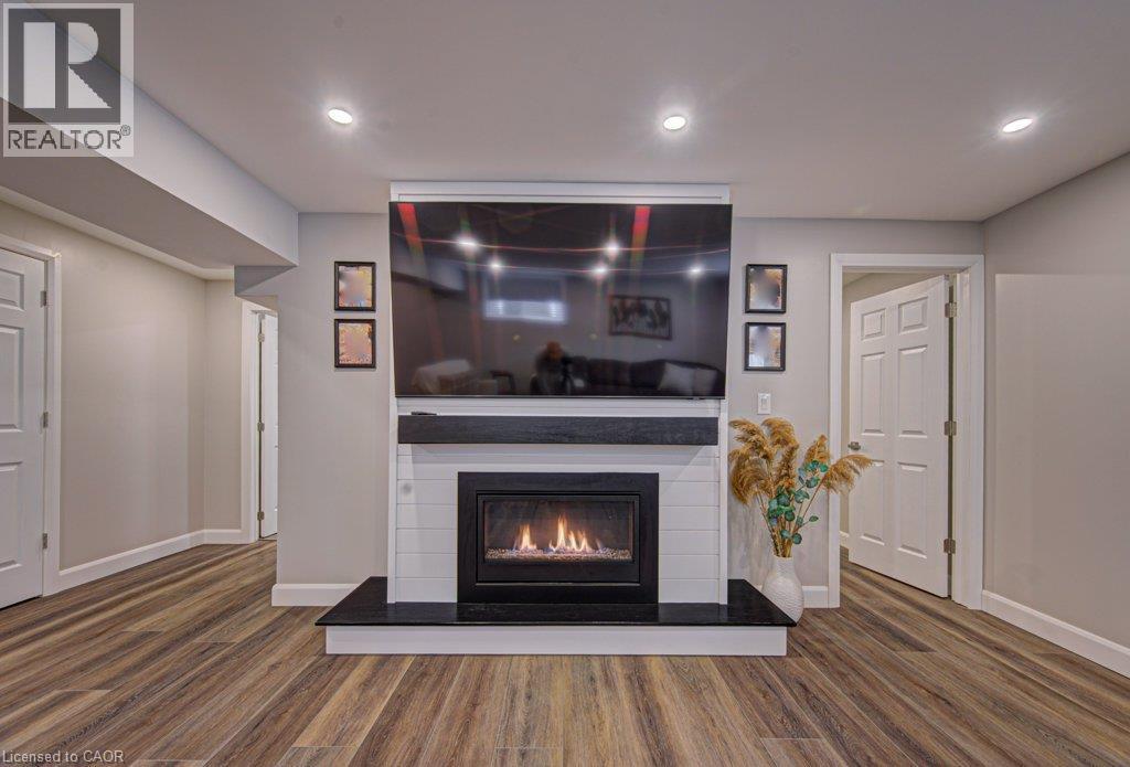 15 Matheson Crescent, Innerkip, ON - Indoor Photo Showing Living Room With Fireplace