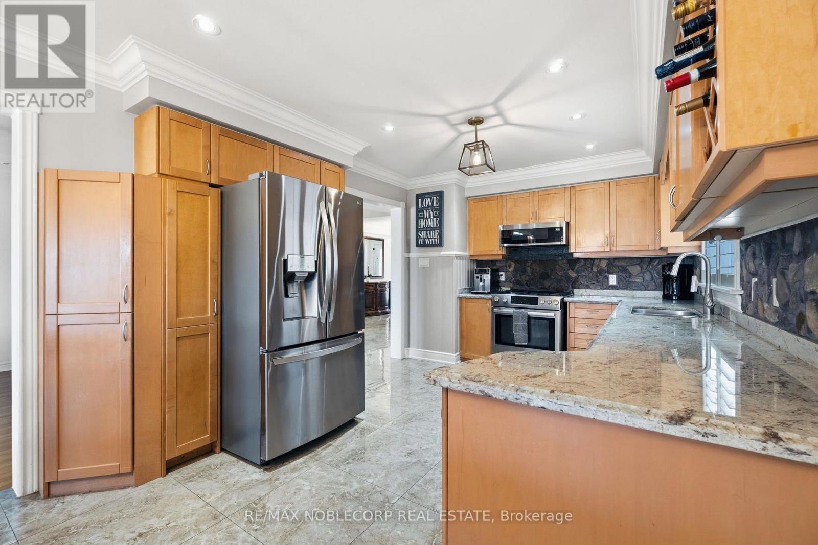 111 Emily Carr Crescent, Caledon, ON - Indoor Photo Showing Kitchen