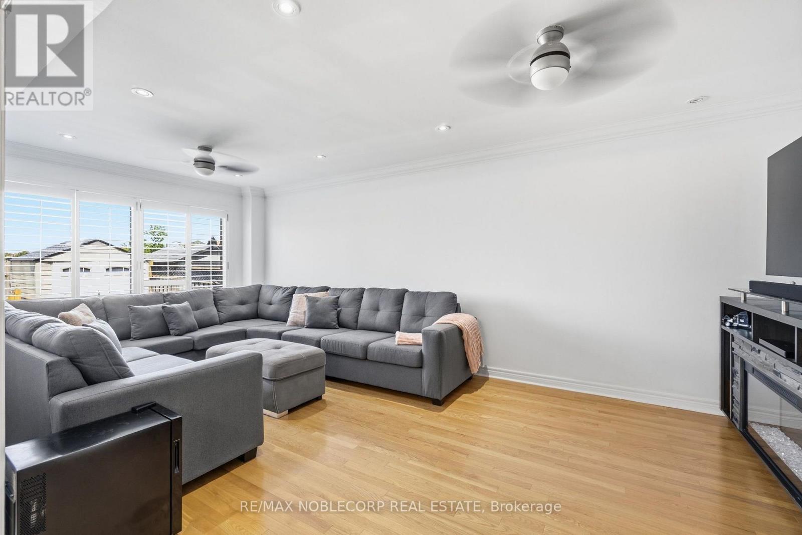 111 Emily Carr Crescent, Caledon, ON - Indoor Photo Showing Living Room