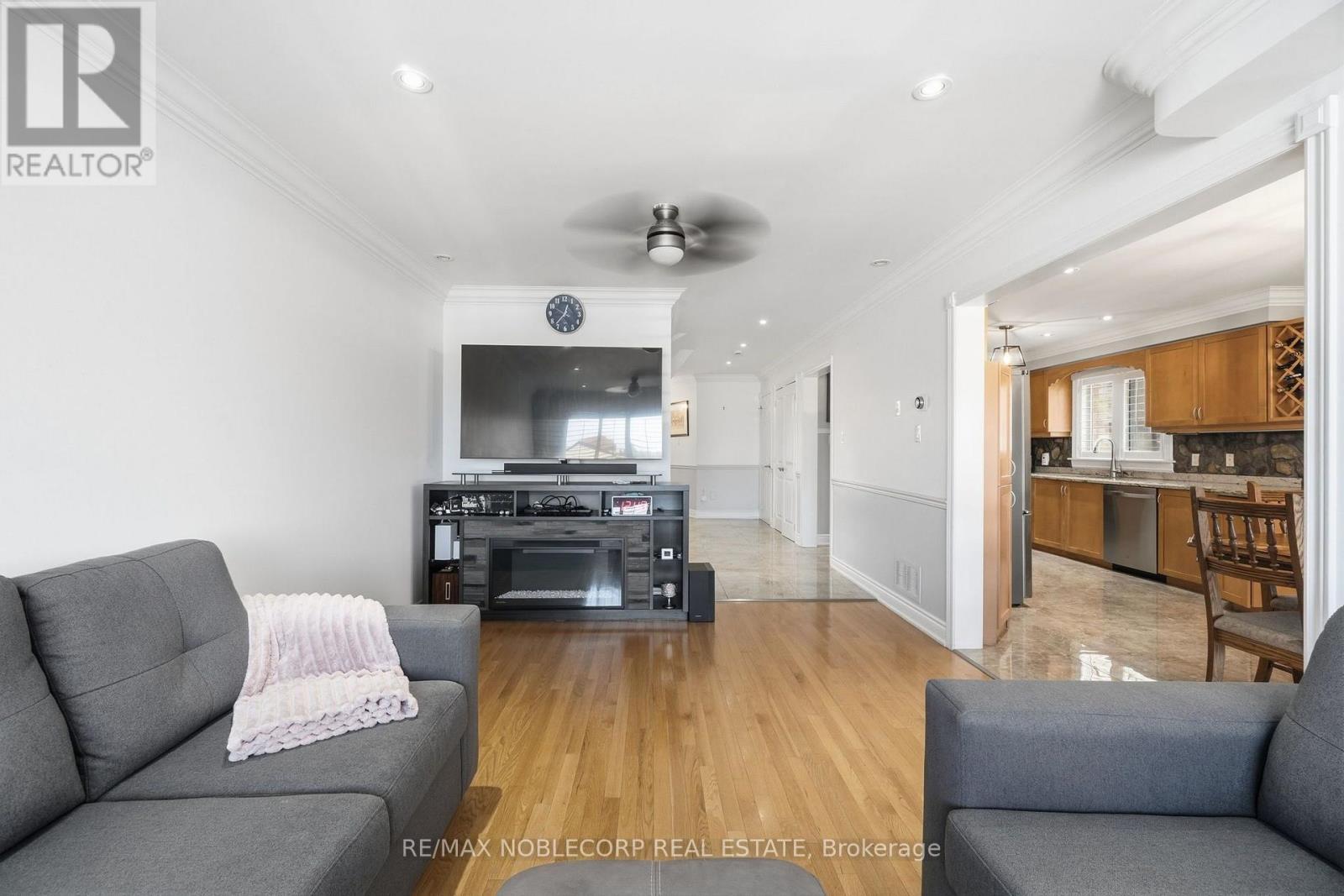 111 Emily Carr Crescent, Caledon, ON - Indoor Photo Showing Living Room