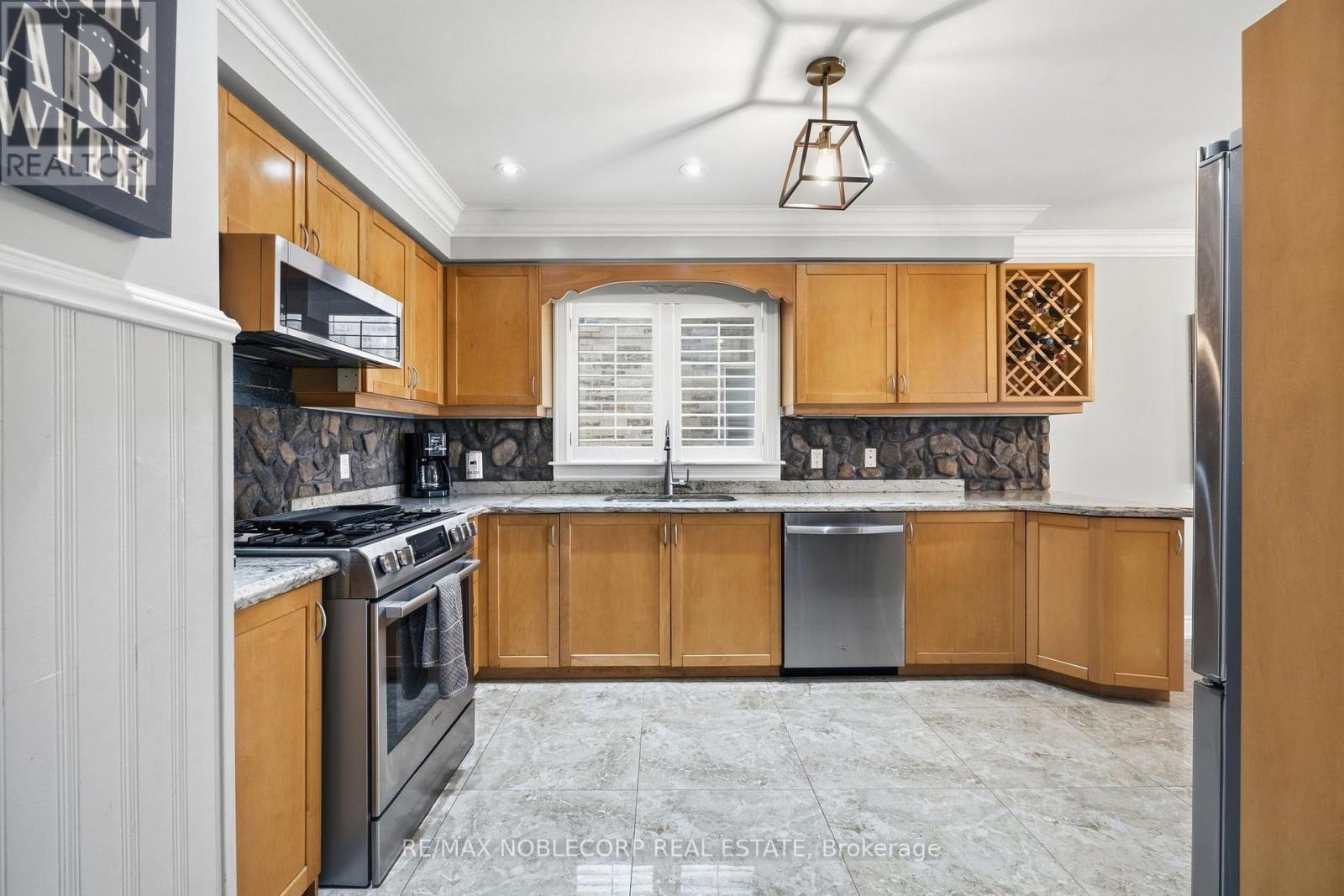 111 Emily Carr Crescent, Caledon, ON - Indoor Photo Showing Kitchen With Double Sink