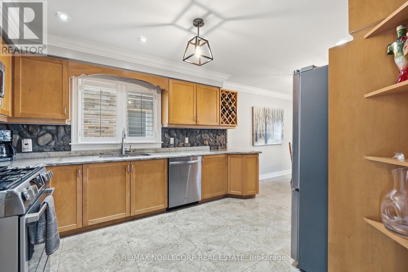 111 Emily Carr Crescent, Caledon, ON - Indoor Photo Showing Kitchen