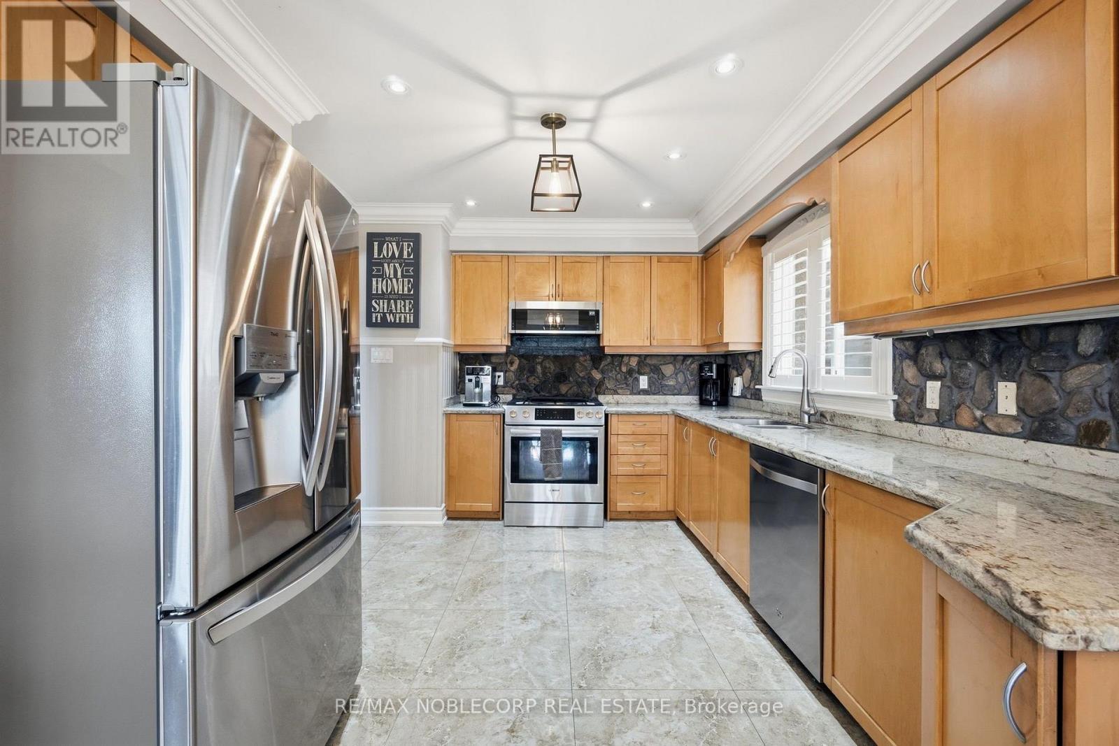 111 Emily Carr Crescent, Caledon, ON - Indoor Photo Showing Kitchen