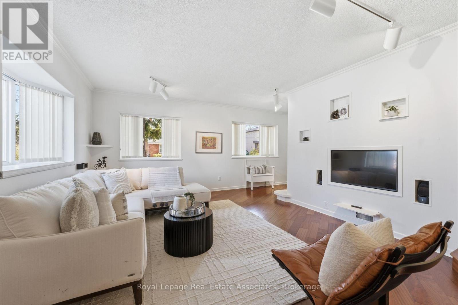 12 Wenonah Drive, Mississauga, ON - Indoor Photo Showing Living Room