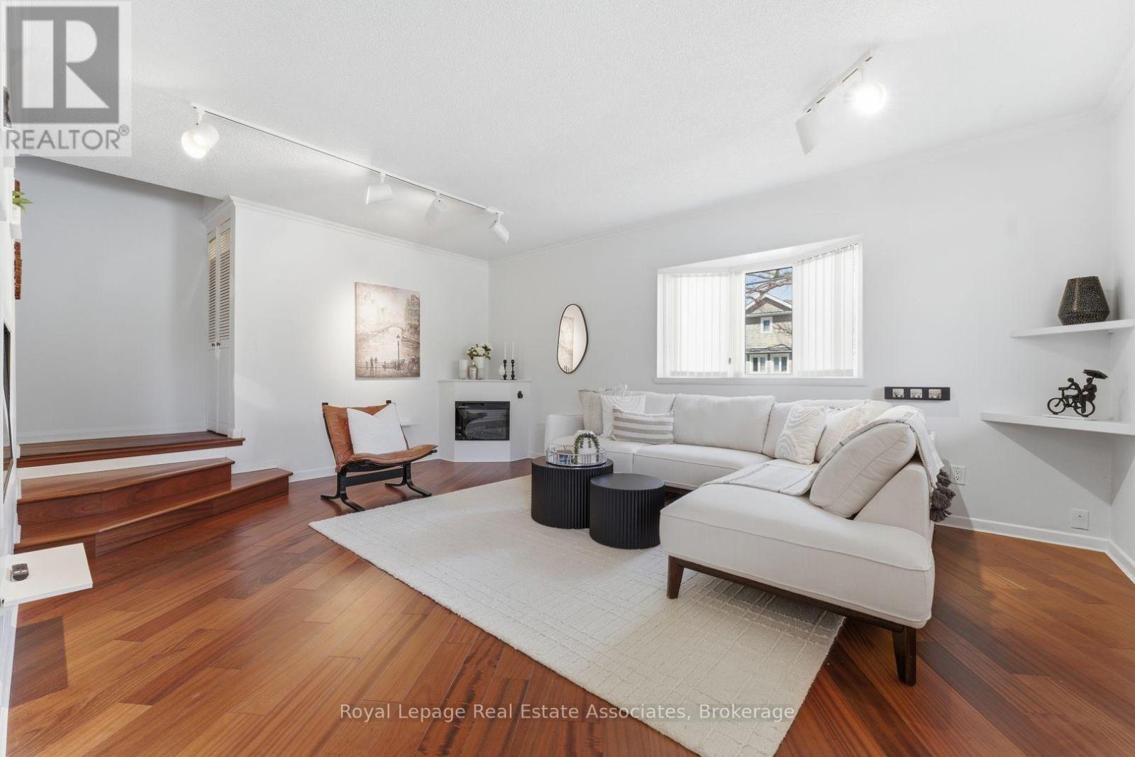 12 Wenonah Drive, Mississauga, ON - Indoor Photo Showing Living Room