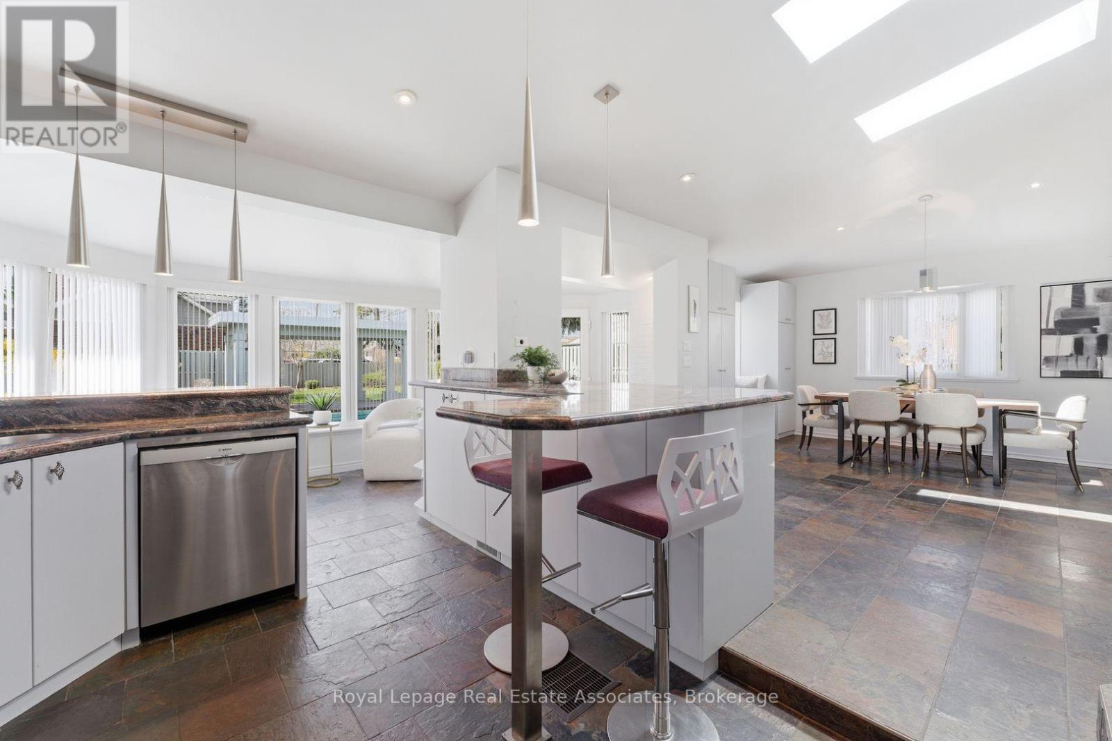12 Wenonah Drive, Mississauga, ON - Indoor Photo Showing Kitchen With Upgraded Kitchen