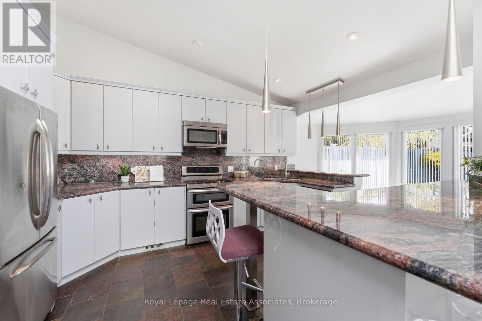 12 Wenonah Drive, Mississauga, ON - Indoor Photo Showing Kitchen