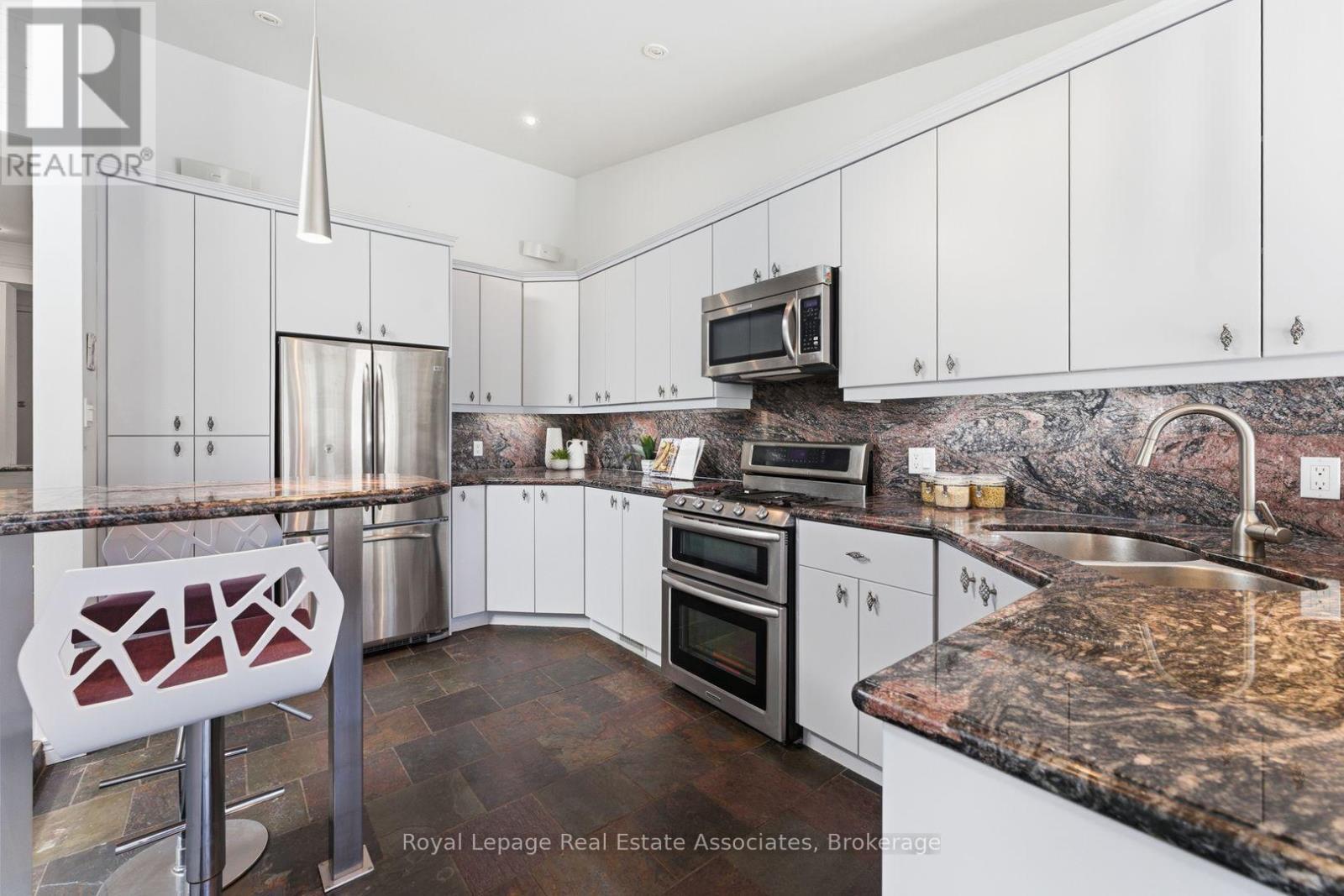 12 Wenonah Drive, Mississauga, ON - Indoor Photo Showing Kitchen With Double Sink With Upgraded Kitchen