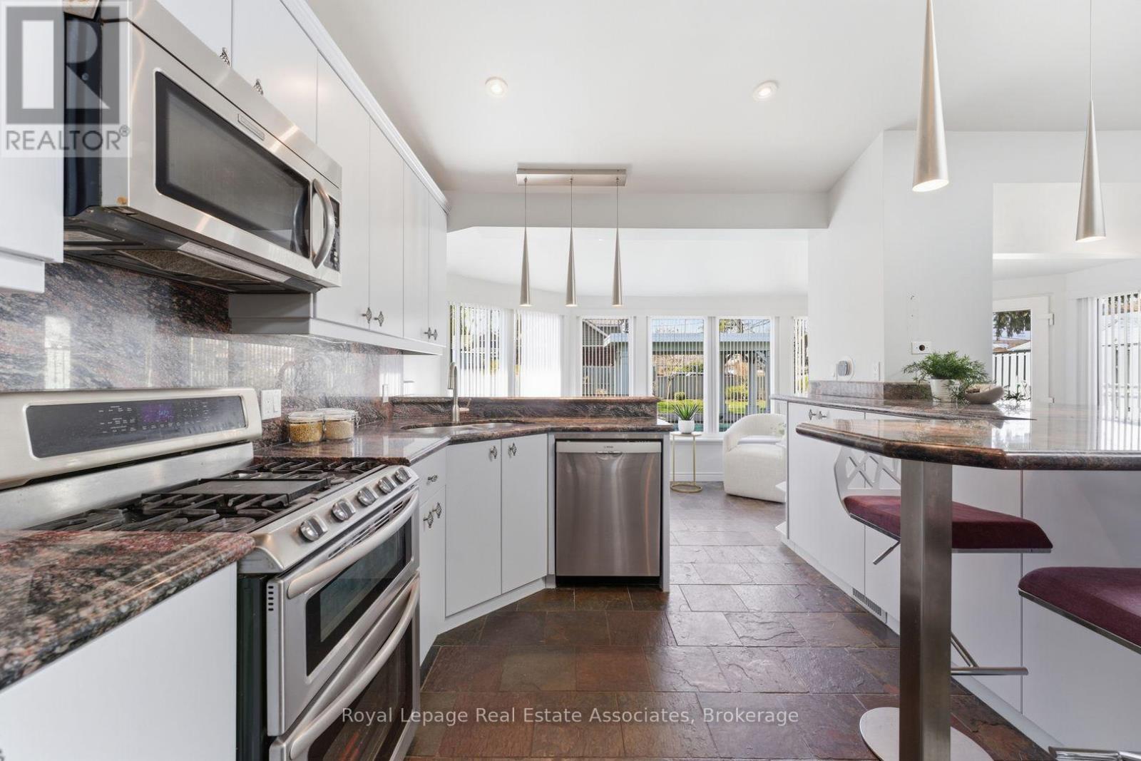 12 Wenonah Drive, Mississauga, ON - Indoor Photo Showing Kitchen With Upgraded Kitchen