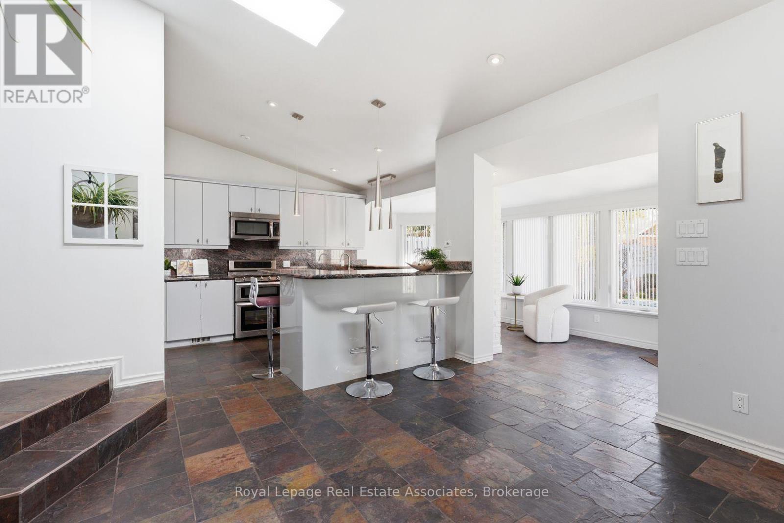 12 Wenonah Drive, Mississauga, ON - Indoor Photo Showing Kitchen With Upgraded Kitchen