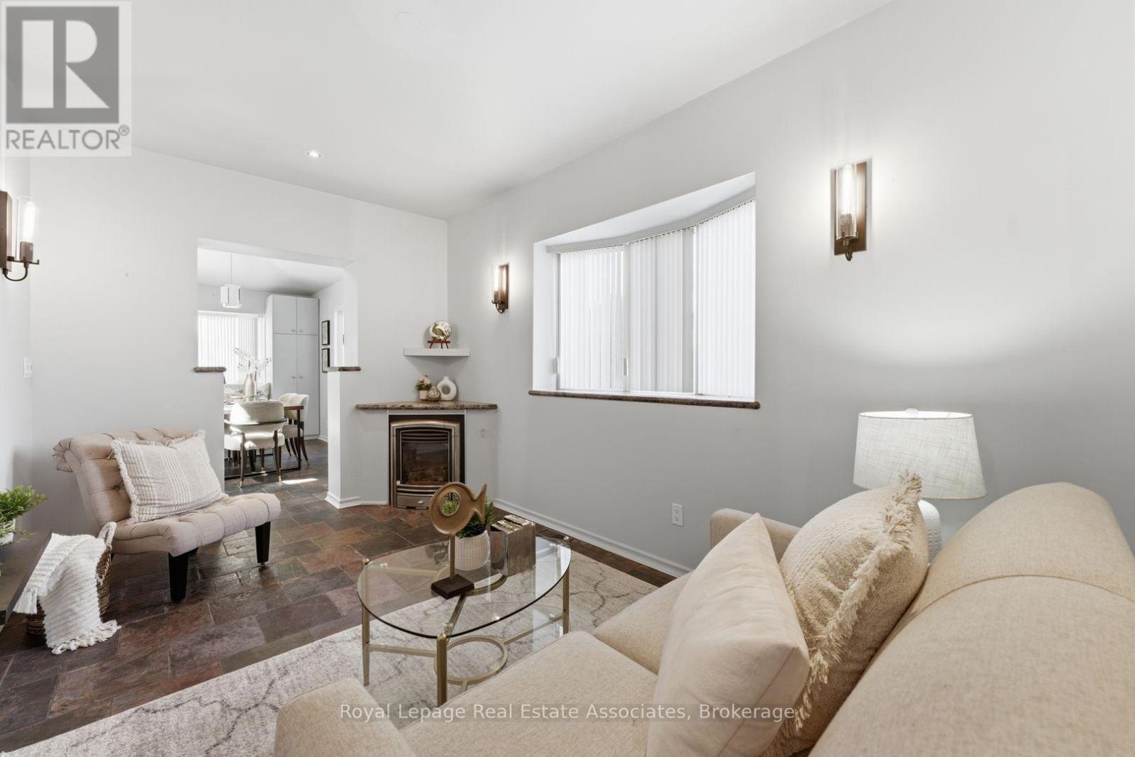 12 Wenonah Drive, Mississauga, ON - Indoor Photo Showing Living Room