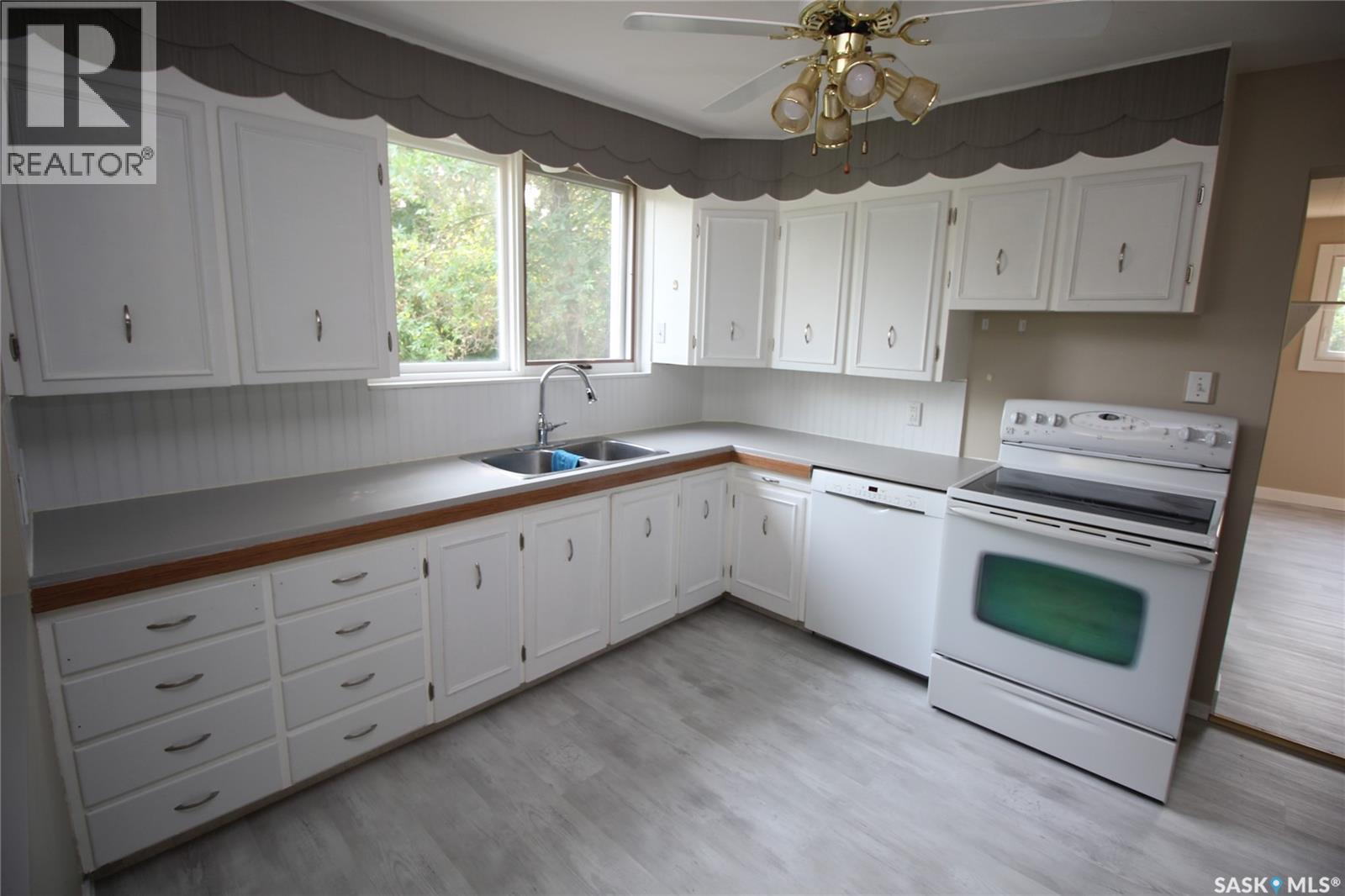 700 York Street, Indian Head, SK - Indoor Photo Showing Kitchen With Double Sink