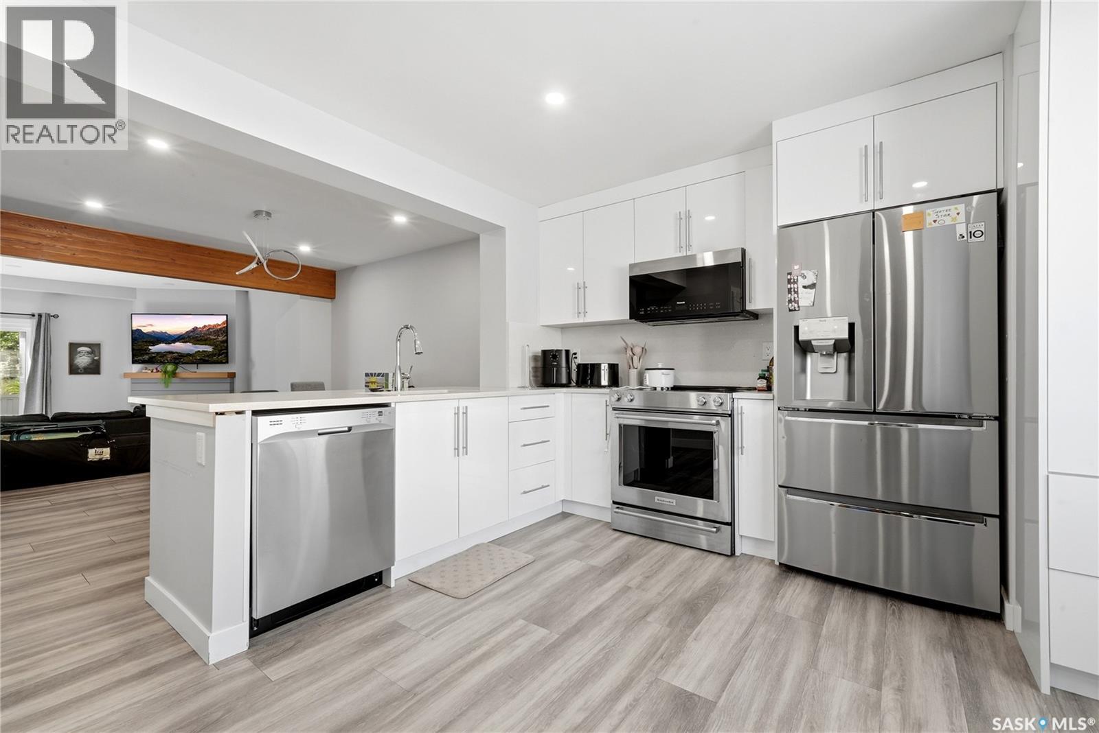 4005 Gordon Road, Regina, SK - Indoor Photo Showing Kitchen With Stainless Steel Kitchen