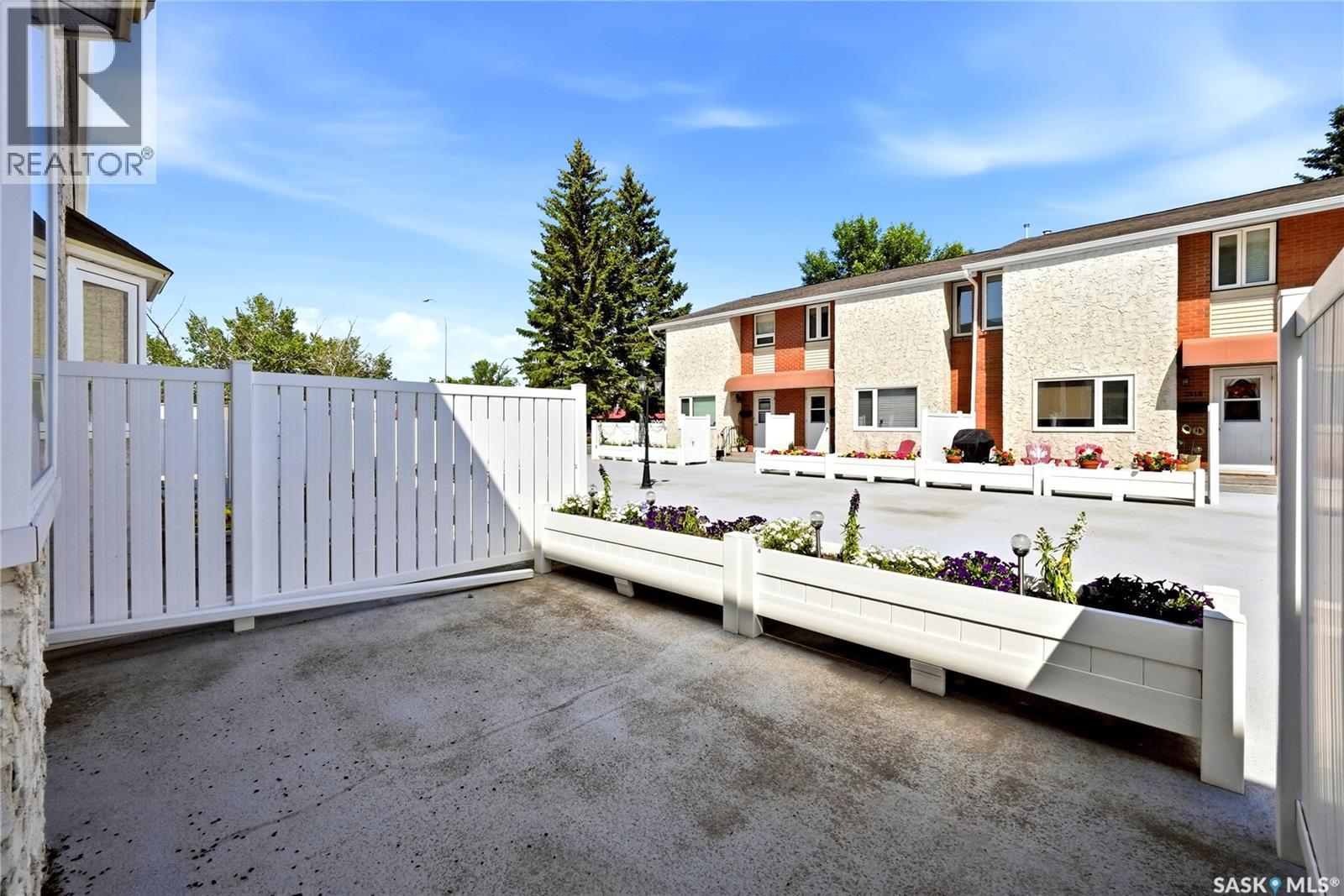 4005 Gordon Road, Regina, SK - Outdoor