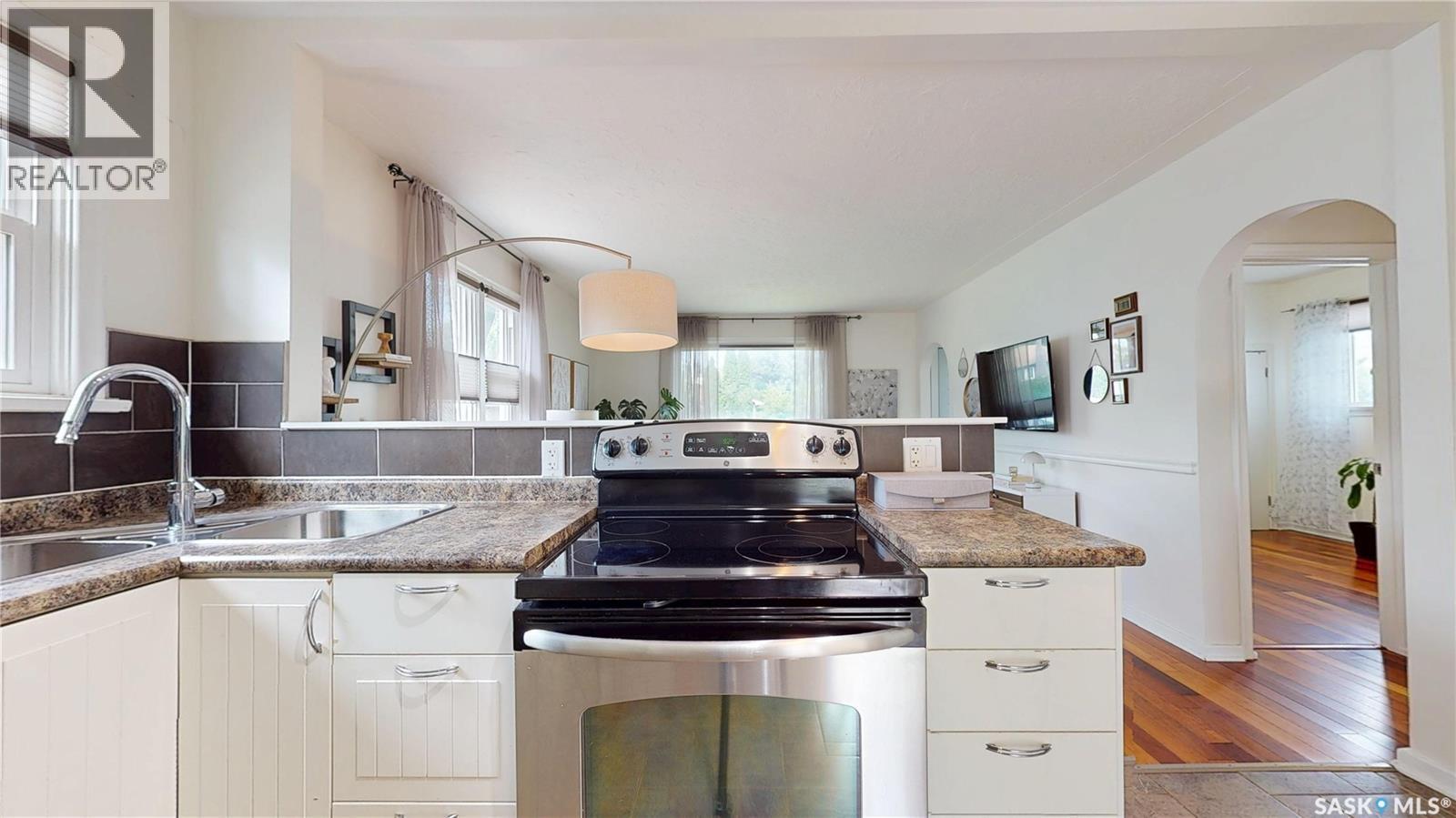 1333 Empress Street, Regina, SK - Indoor Photo Showing Kitchen With Double Sink