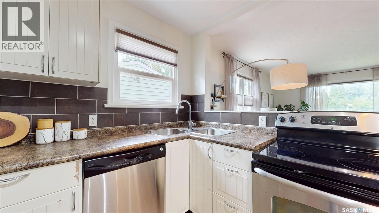 1333 Empress Street, Regina, SK - Indoor Photo Showing Kitchen With Double Sink